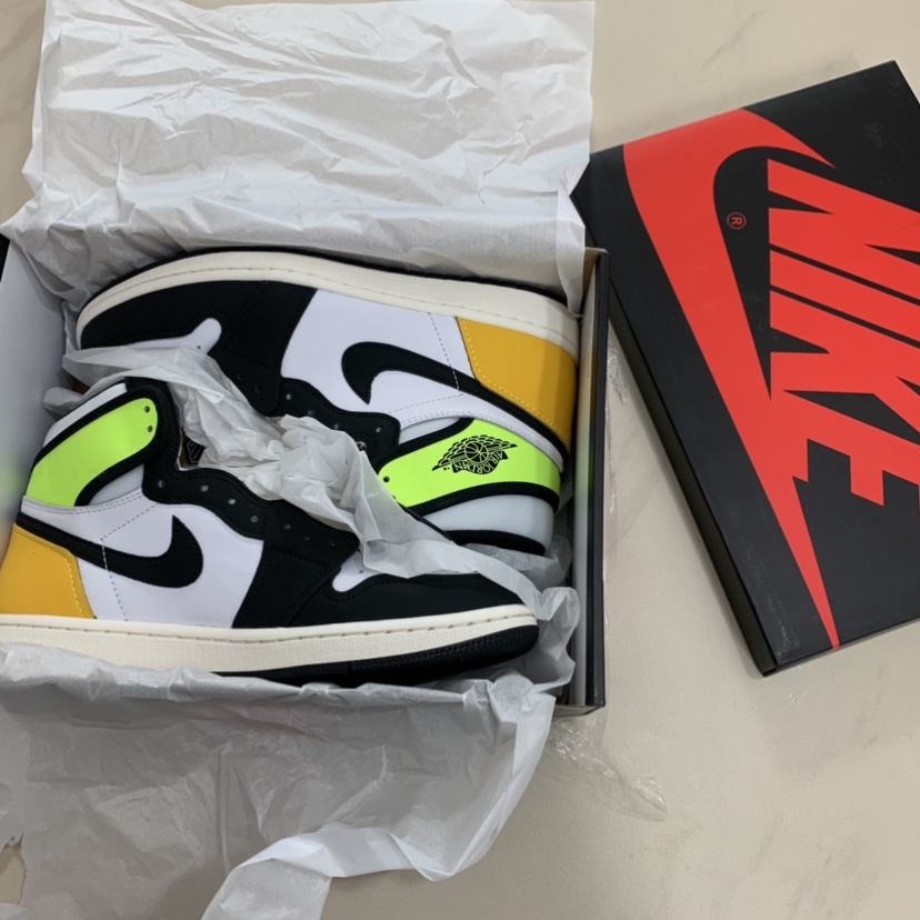 Jordan 1 Retro High OG Volt Gold 착용 스타일