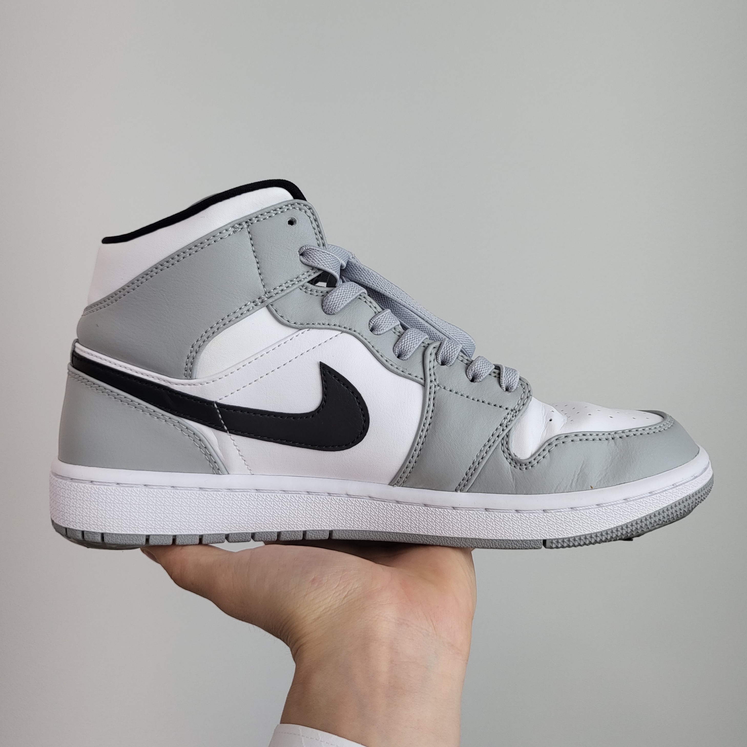 Jordan 1 Mid Light Smoke Grey, (GS) Jordan 1 Mid Light Smoke Grey 착용 스타일 - 3