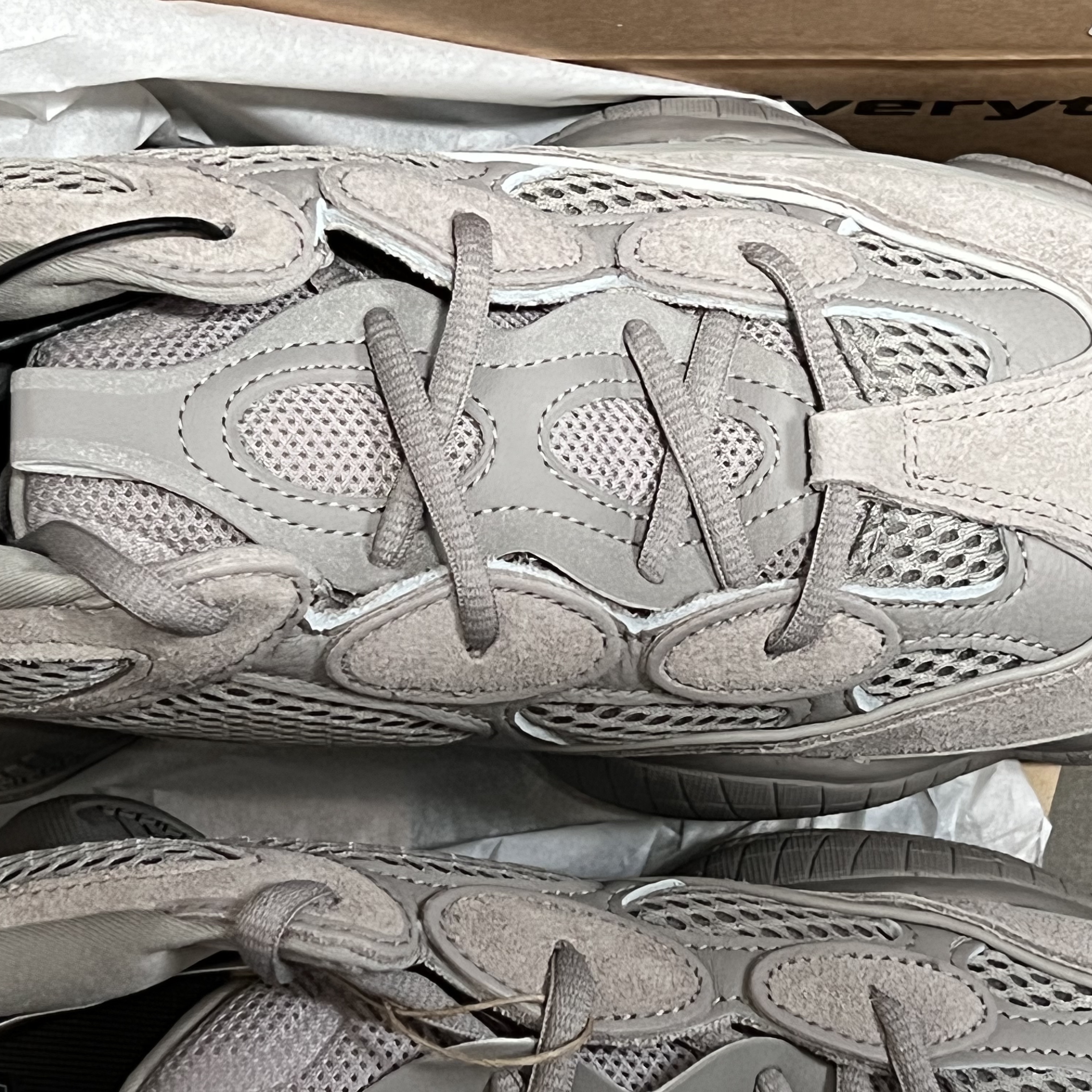 Adidas Yeezy 500 Ash Grey 착용 스타일 - 2