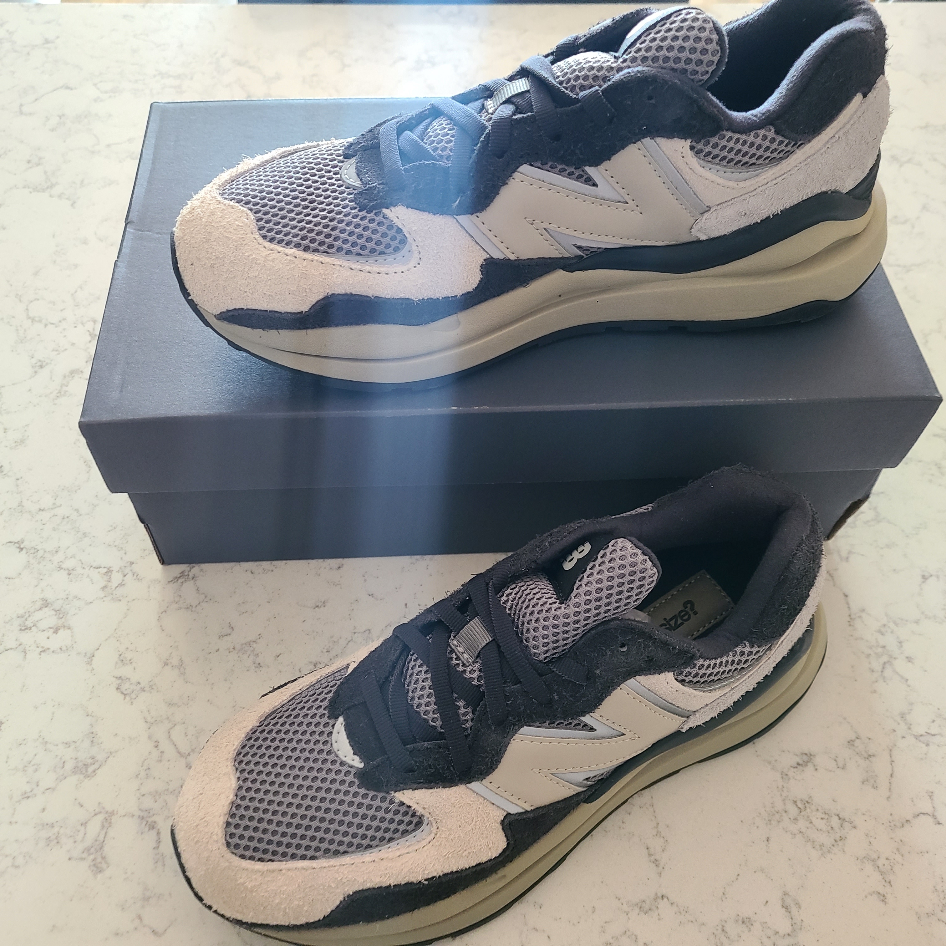 New Balance x Size? 5740 Grey Black 착용 스타일
