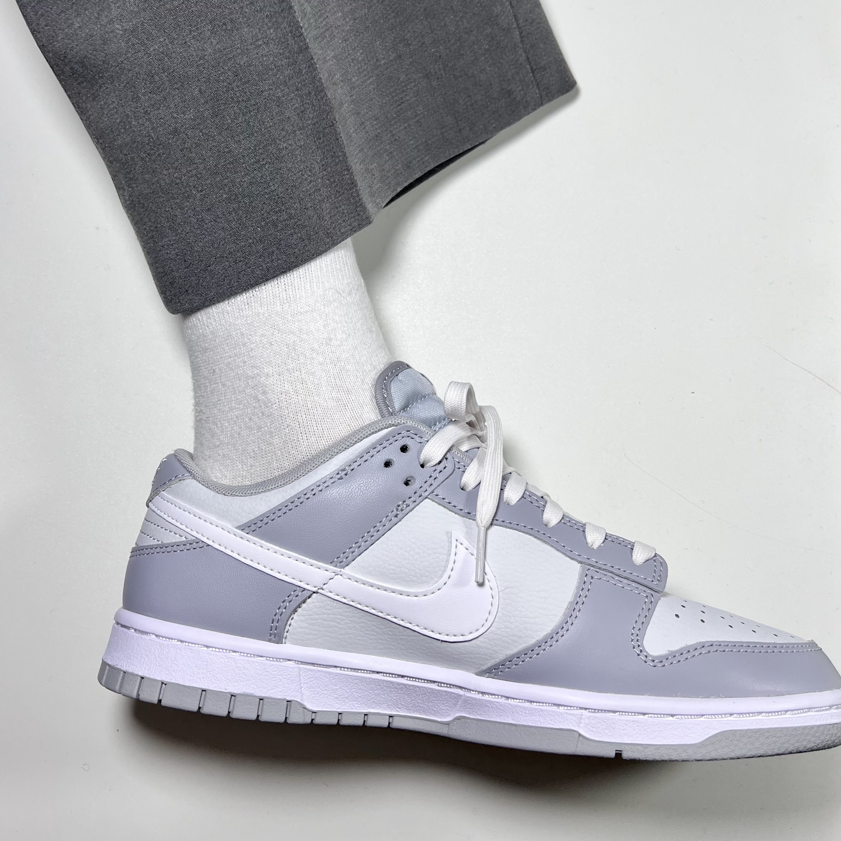 Nike Dunk Low Retro Wolf Grey 착용 스타일 - 2