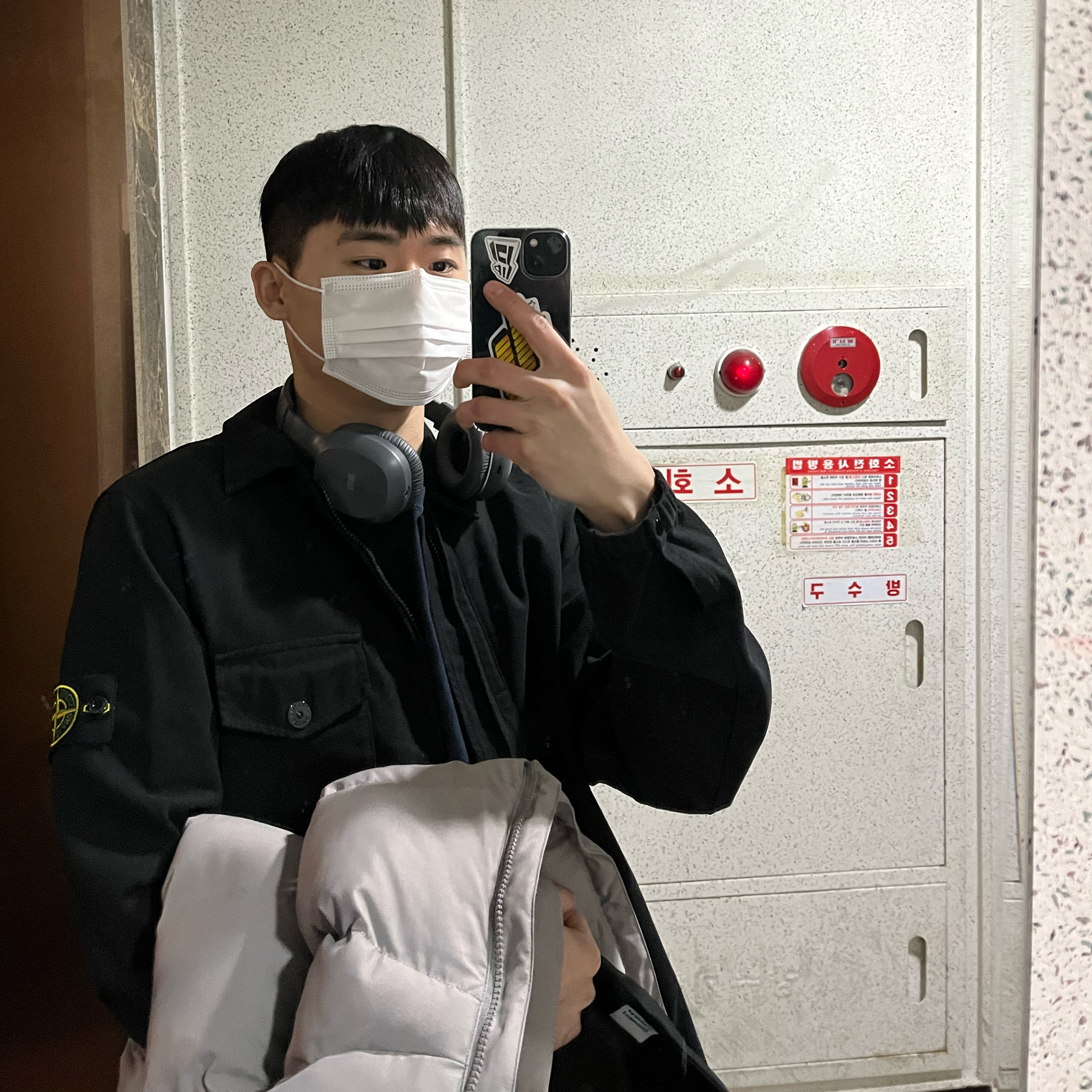 Stone Island 10704 Textured Brushed Recycled Cotton Overshirt Black - 21FW 착용 스타일