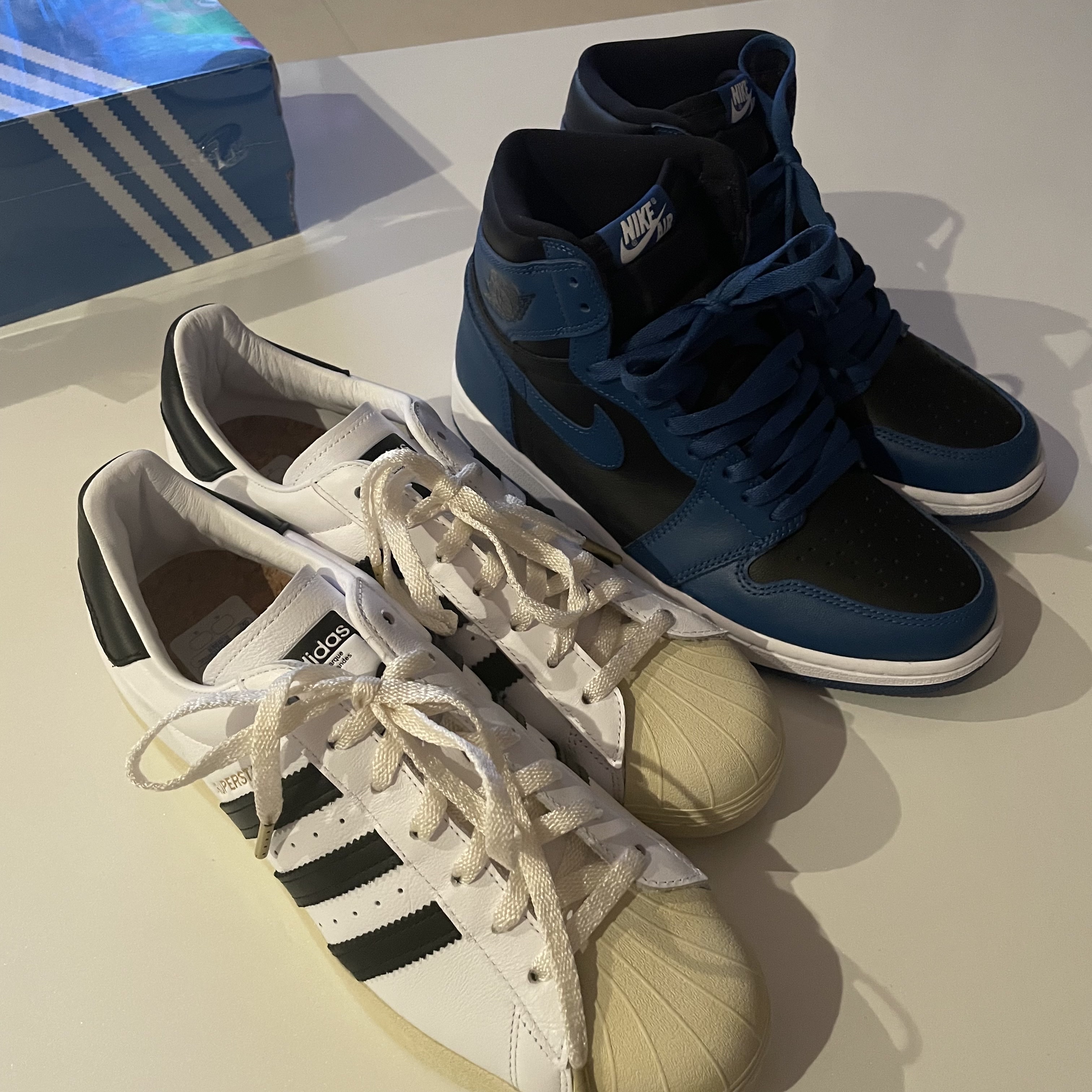Adidas Superstar Premium White Black, Jordan 1 Retro High OG Dark Marina Blue 착용 스타일