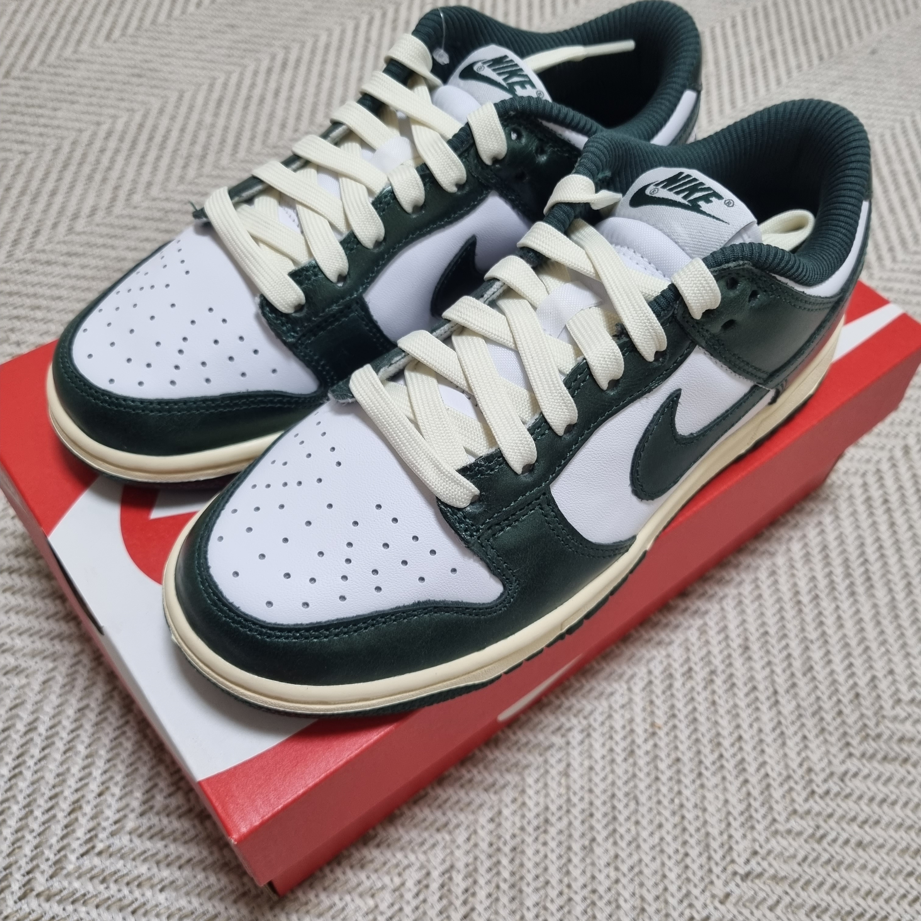 (W) Nike Dunk Low Vintage Green 착용 스타일 - 1