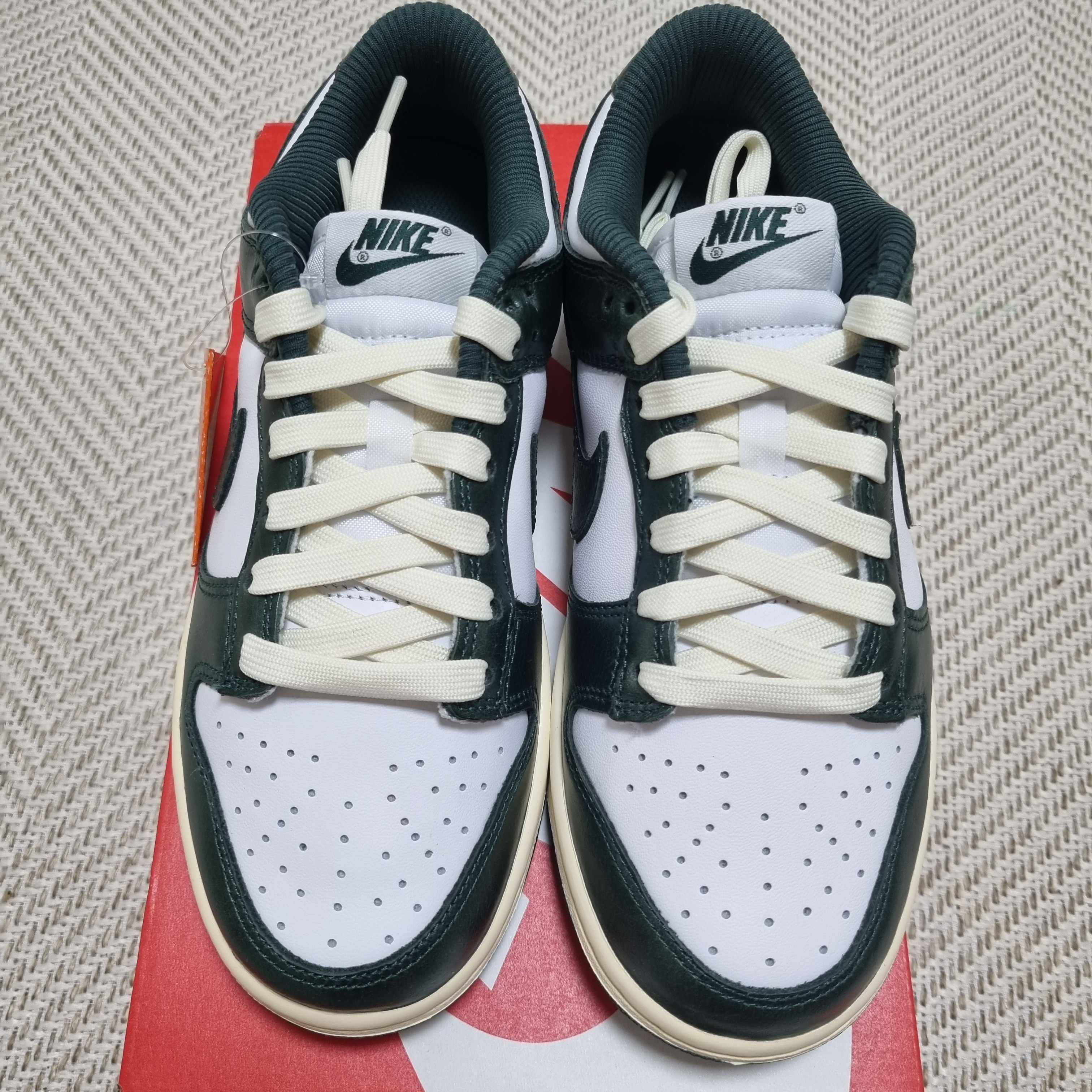 (W) Nike Dunk Low Vintage Green 착용 스타일 - 2