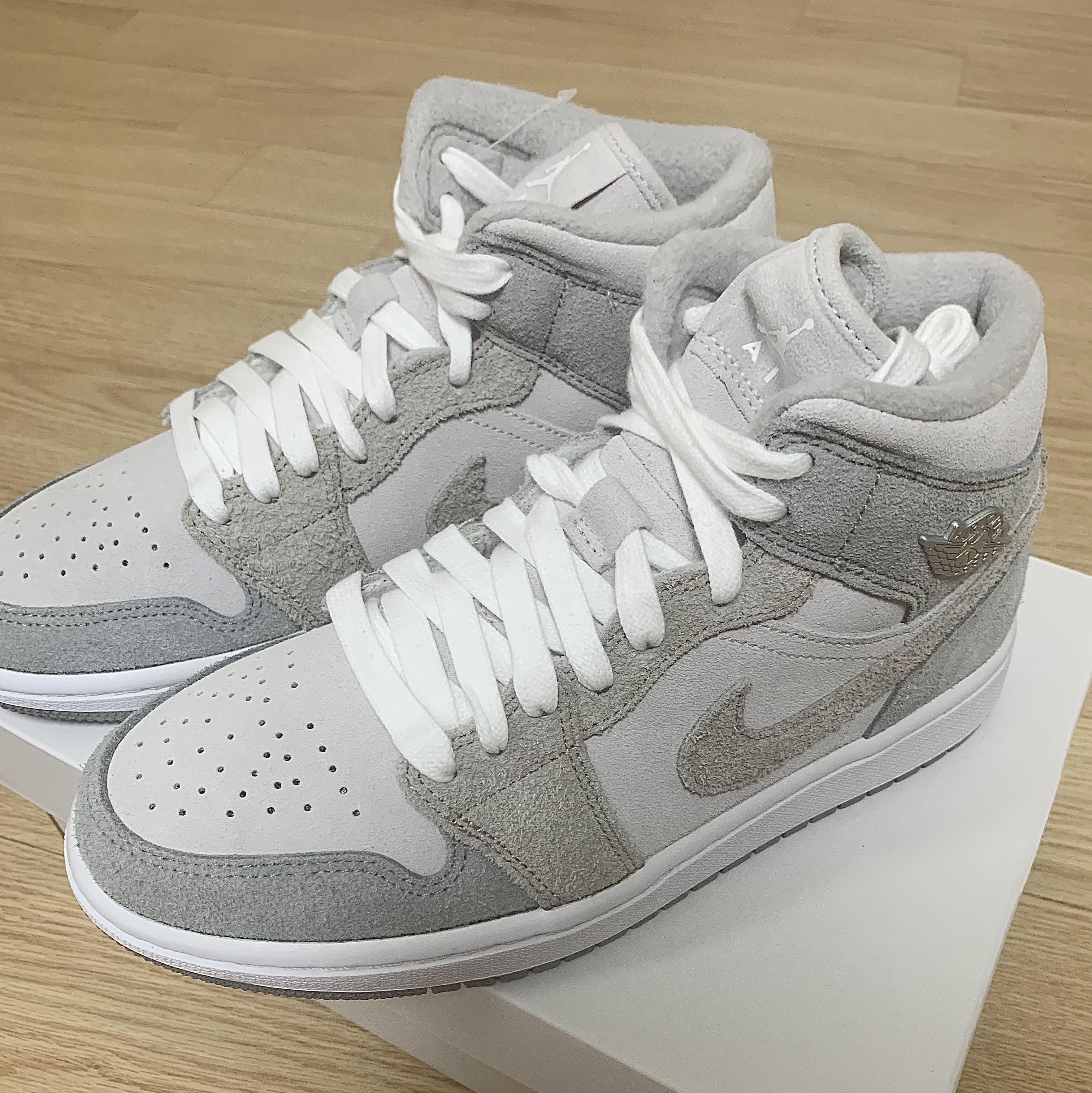 (W) Jordan 1 Mid SE Particle Grey 착용 스타일 - 3