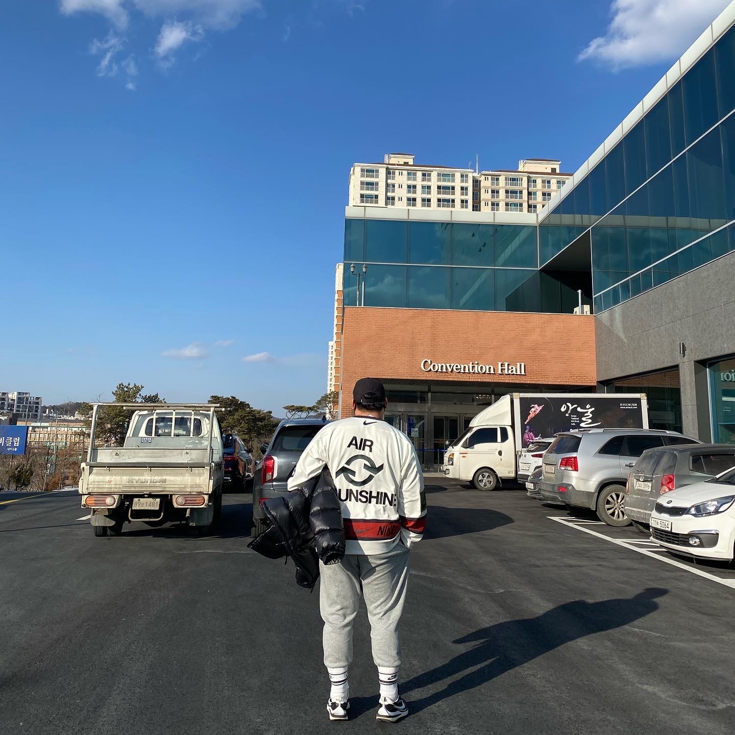 Nike x Drake Nocta Puffer Jacket Black - US/EU, Nike x Cactus Plant Flea Market Hockey Jersey White 착용 스타일 - 2