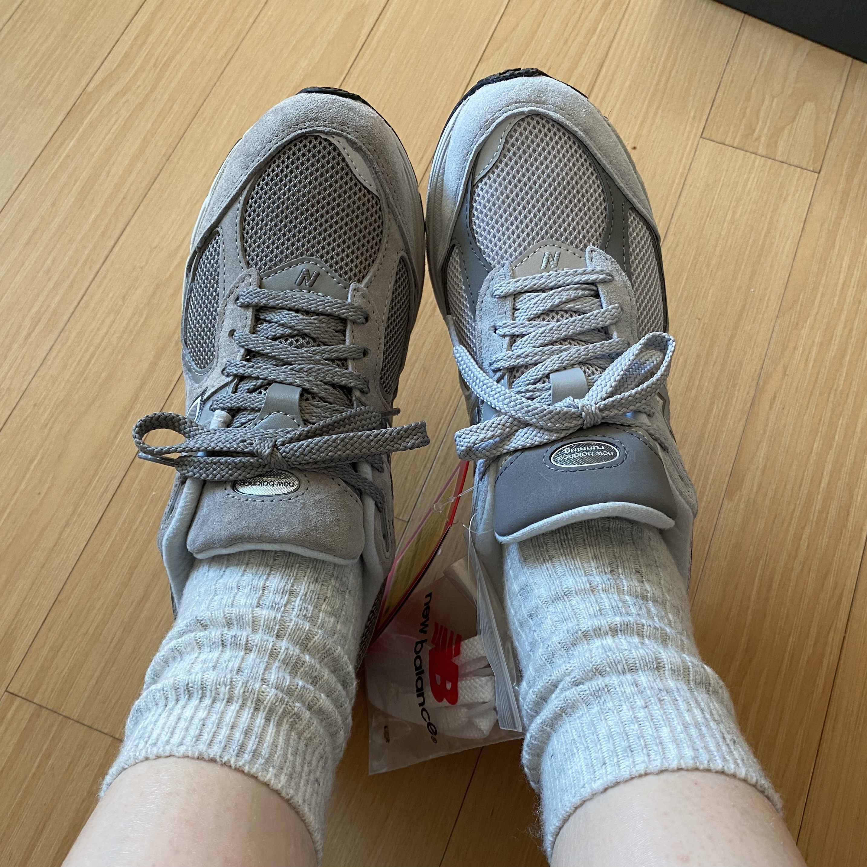 New Balance 2002R Grey, New Balance 2002R T2 Gray 착용 스타일 - 3