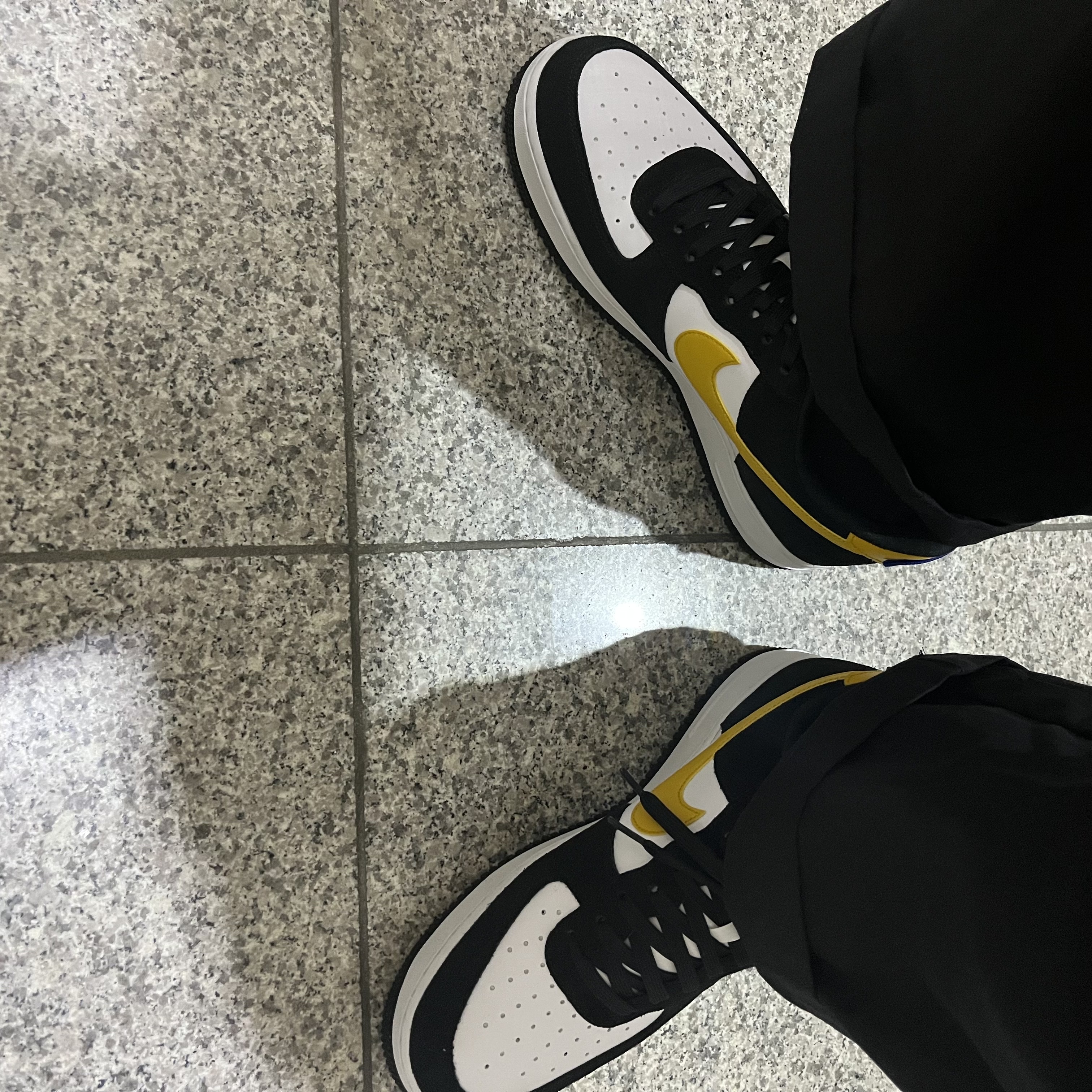 Nike Air Force 1 '07 LV8 Athletic Club Black Dark Sulfur 착용 스타일