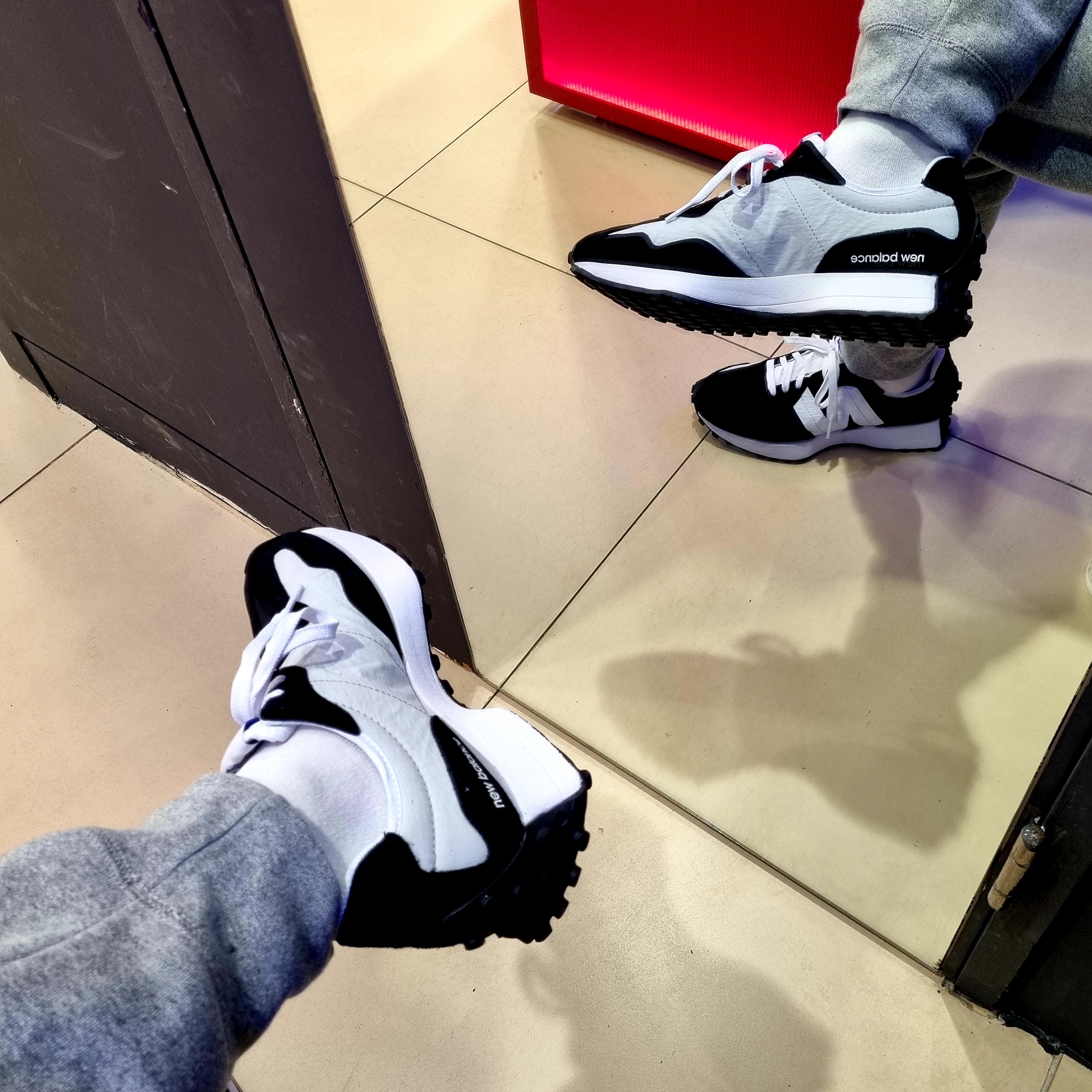 New Balance 327 Black White 착용 스타일