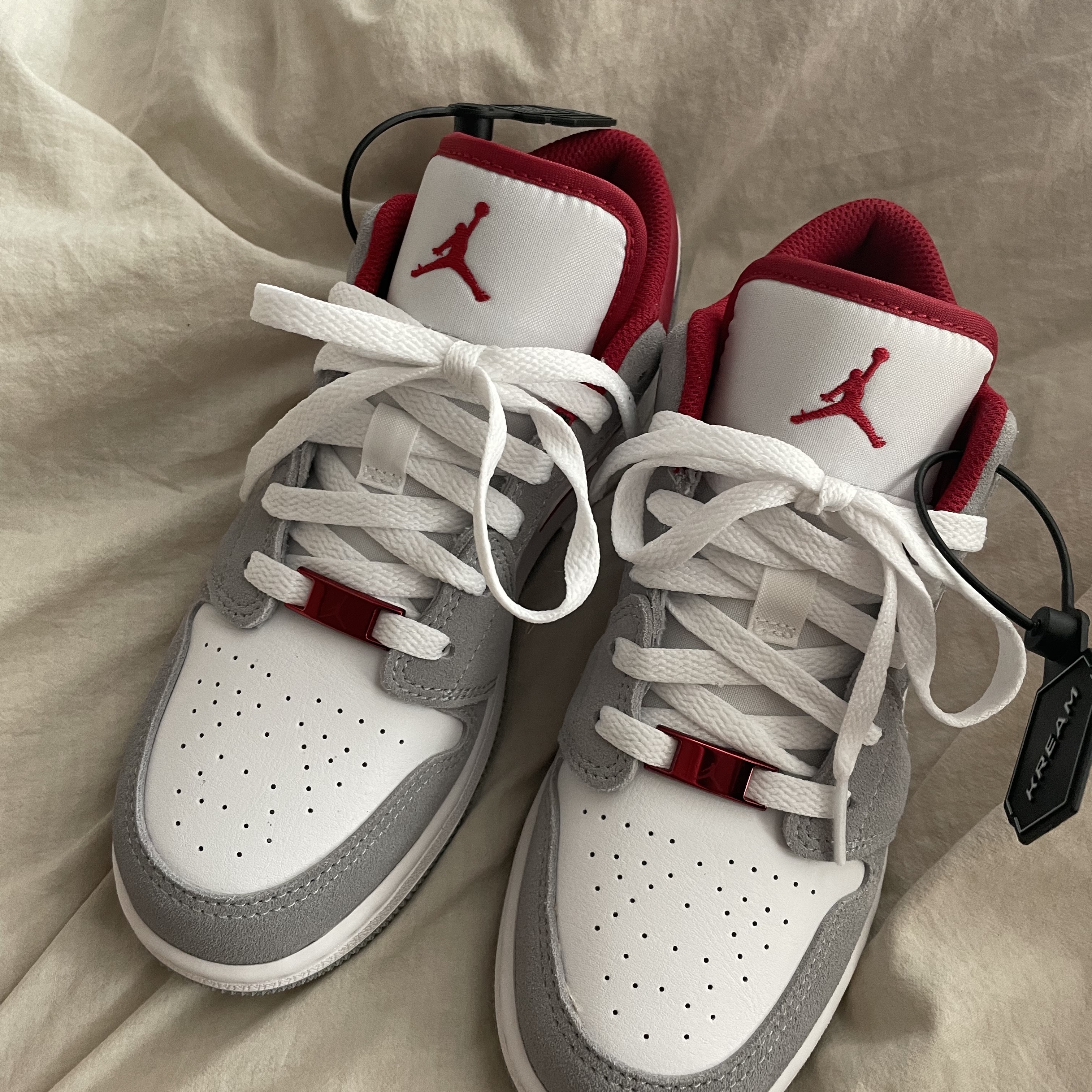 (GS) Jordan 1 Low SE Light Smoke Grey Gym Red 착용 스타일 - 2