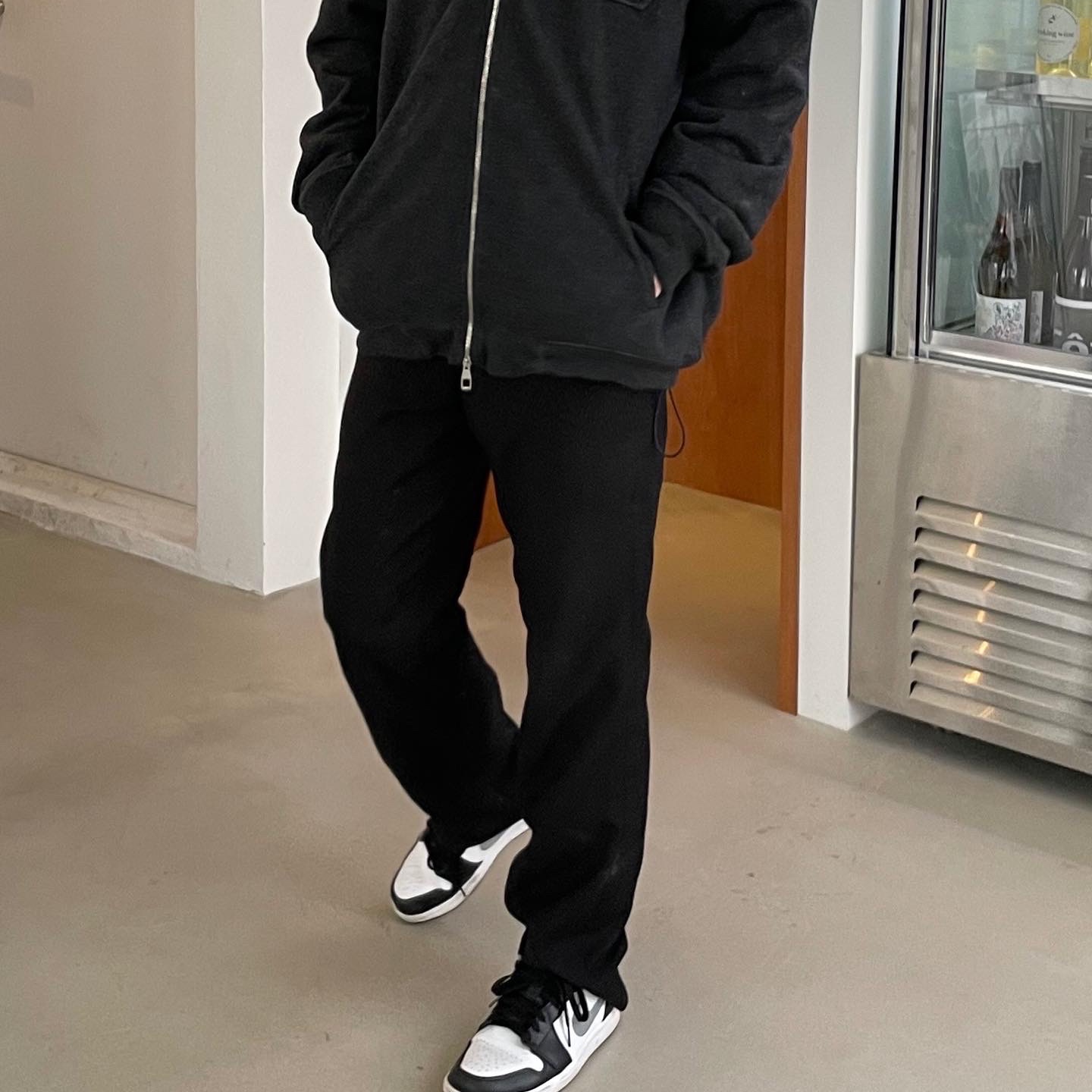 Jordan 1 Low Black Particle Grey 착용 스타일 - 1