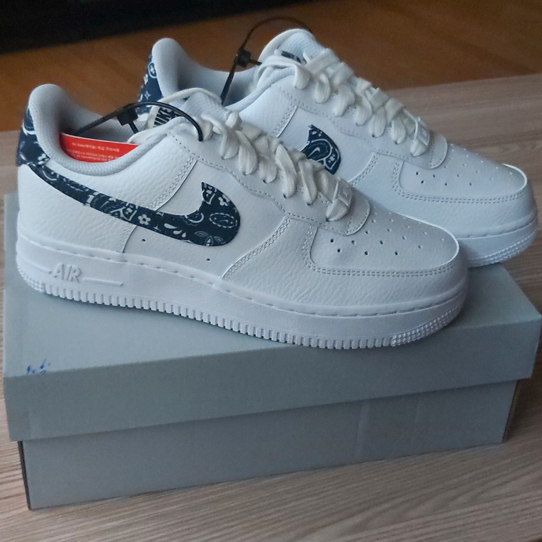 (W) Nike Air Force 1 '07 Essential Paisley Swoosh White Black 착용 스타일