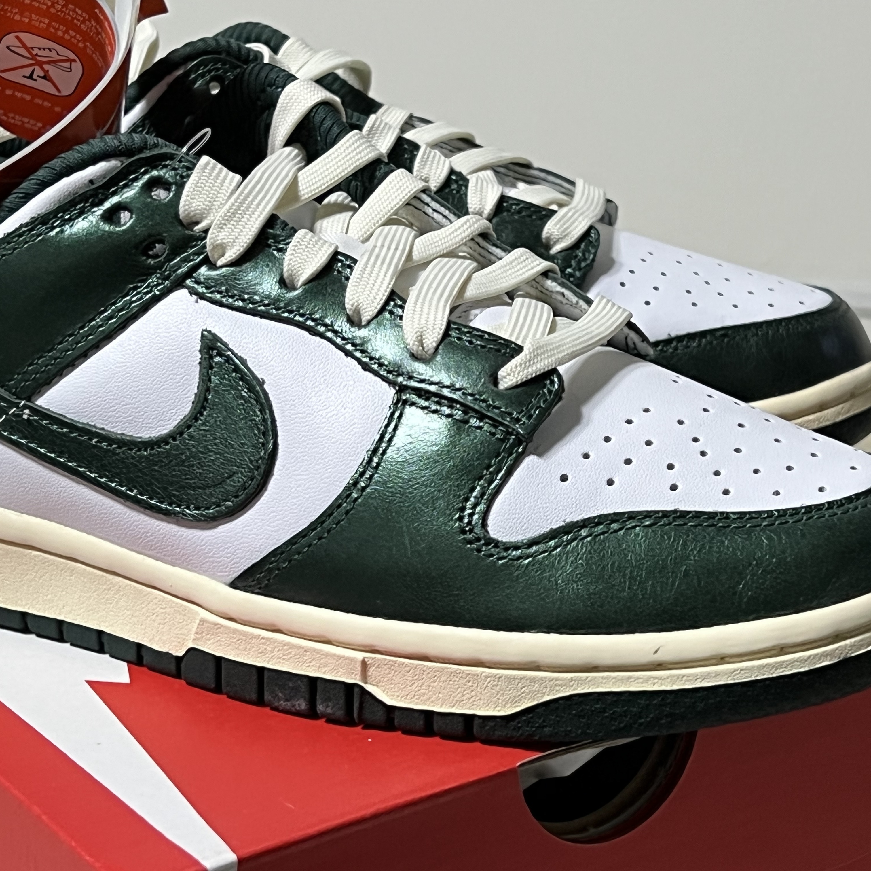 (W) Nike Dunk Low Vintage Green 착용 스타일 - 2