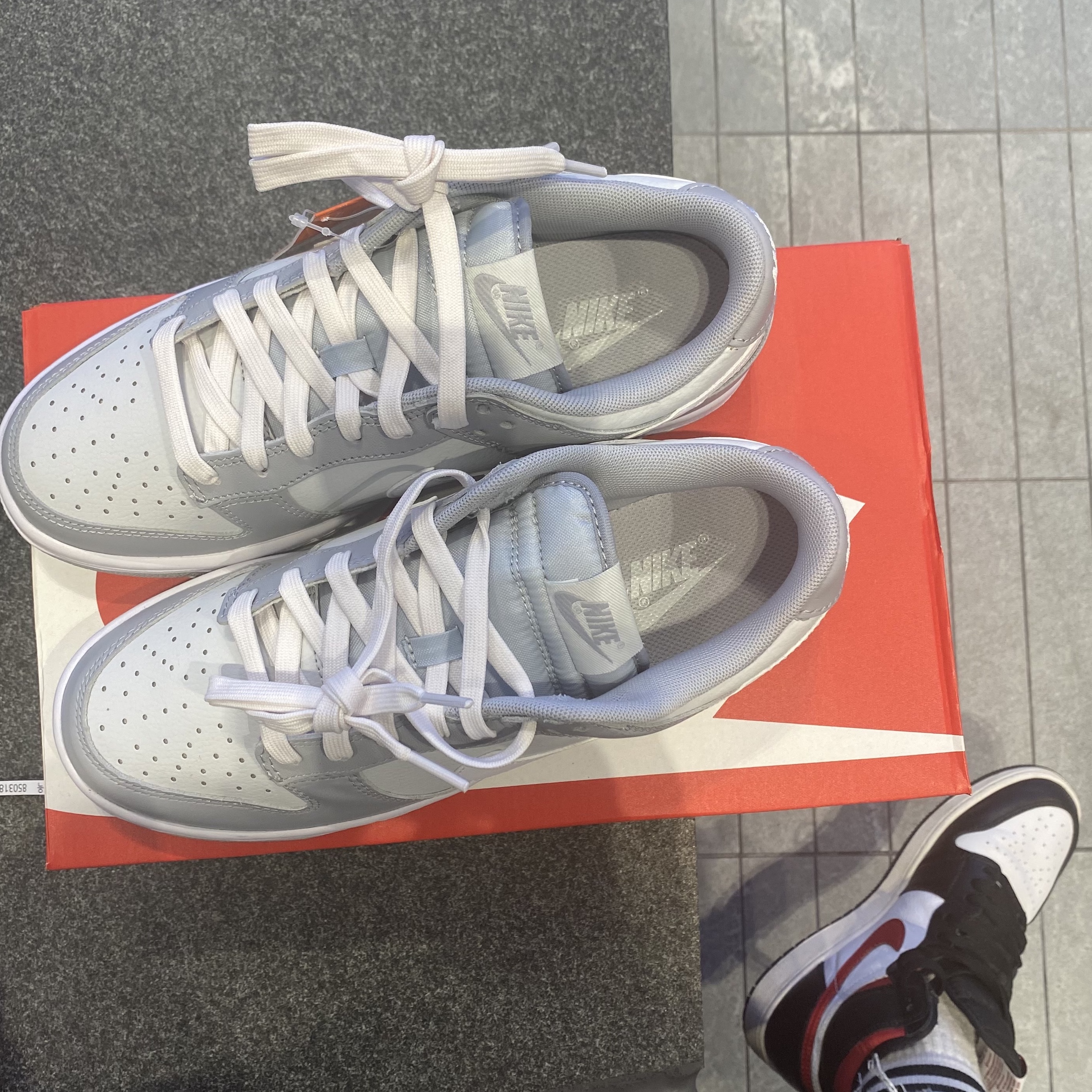 Nike Dunk Low Retro Wolf Grey, (GS) Jordan 1 Retro High OG Gym Red 착용 스타일