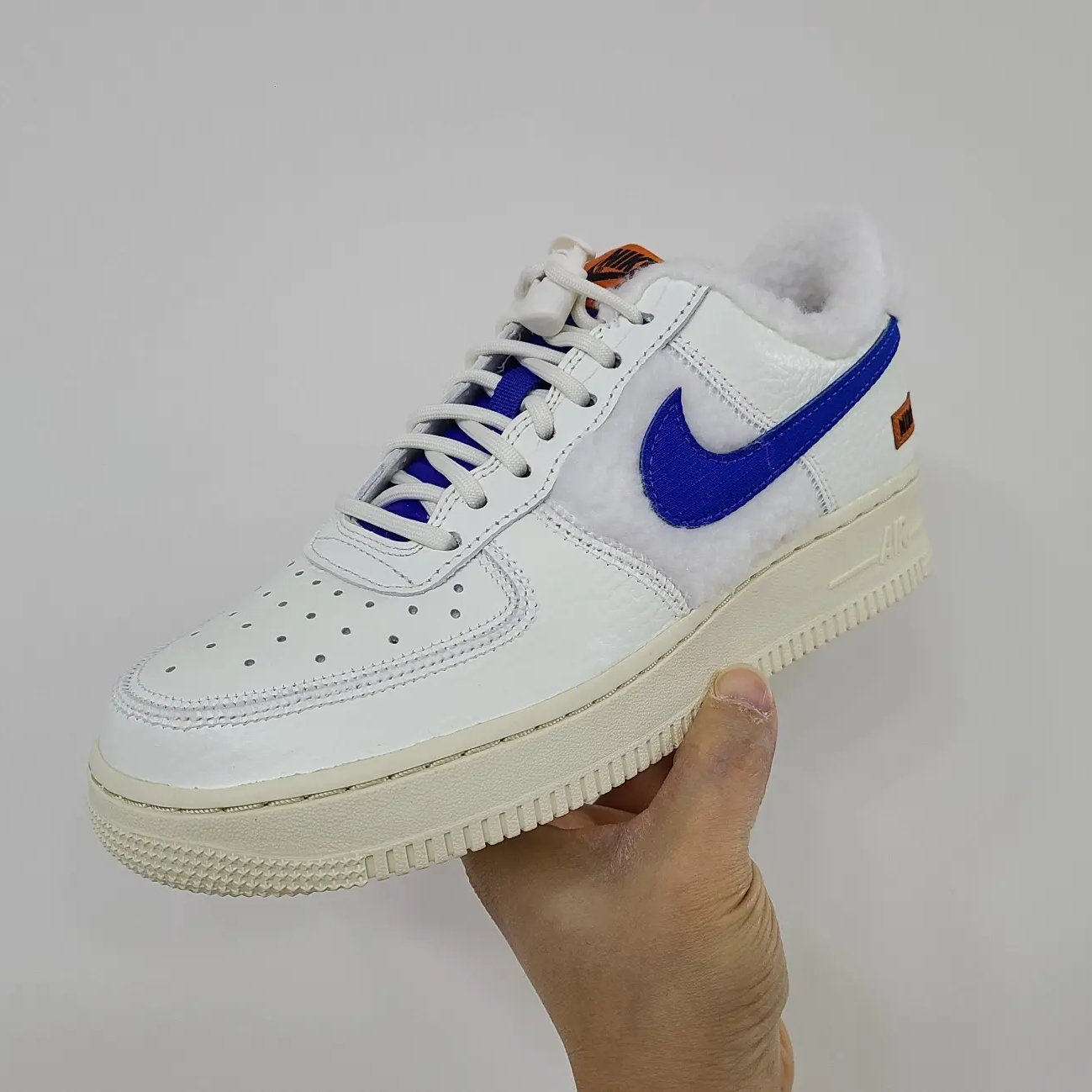 (W) Nike Air Force 1 '07 Sherpa Fleece 착용 스타일 - 1