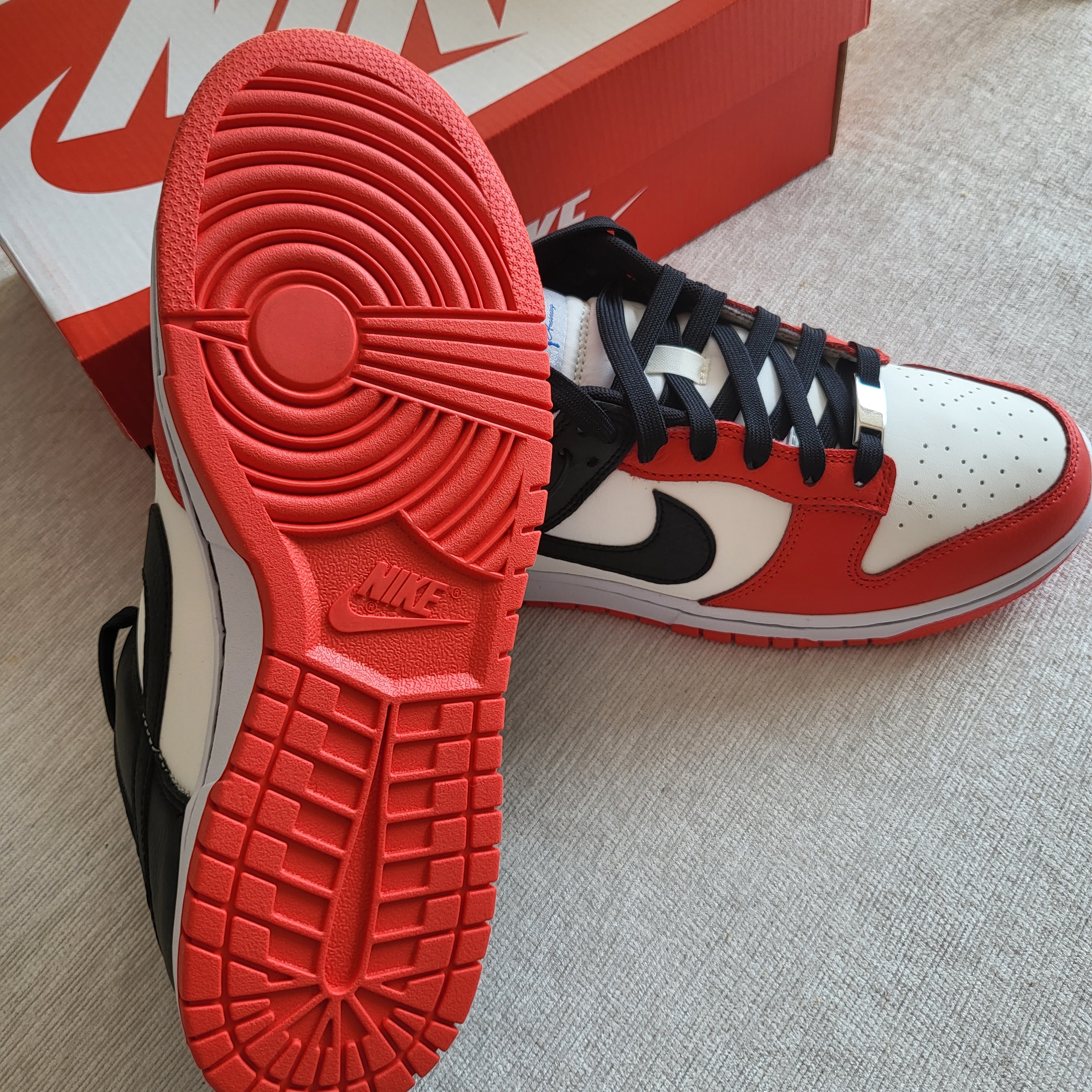 Nike x NBA Dunk Low Retro EMB Black and Chile Red 착용 스타일 - 2