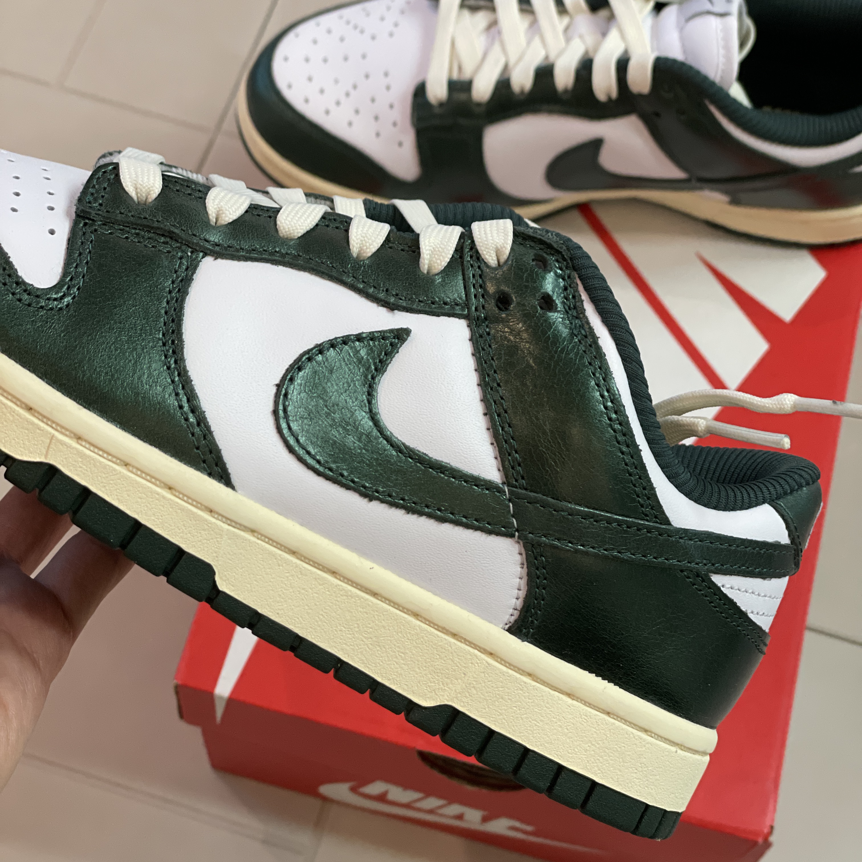 (W) Nike Dunk Low Vintage Green 착용 스타일 - 1