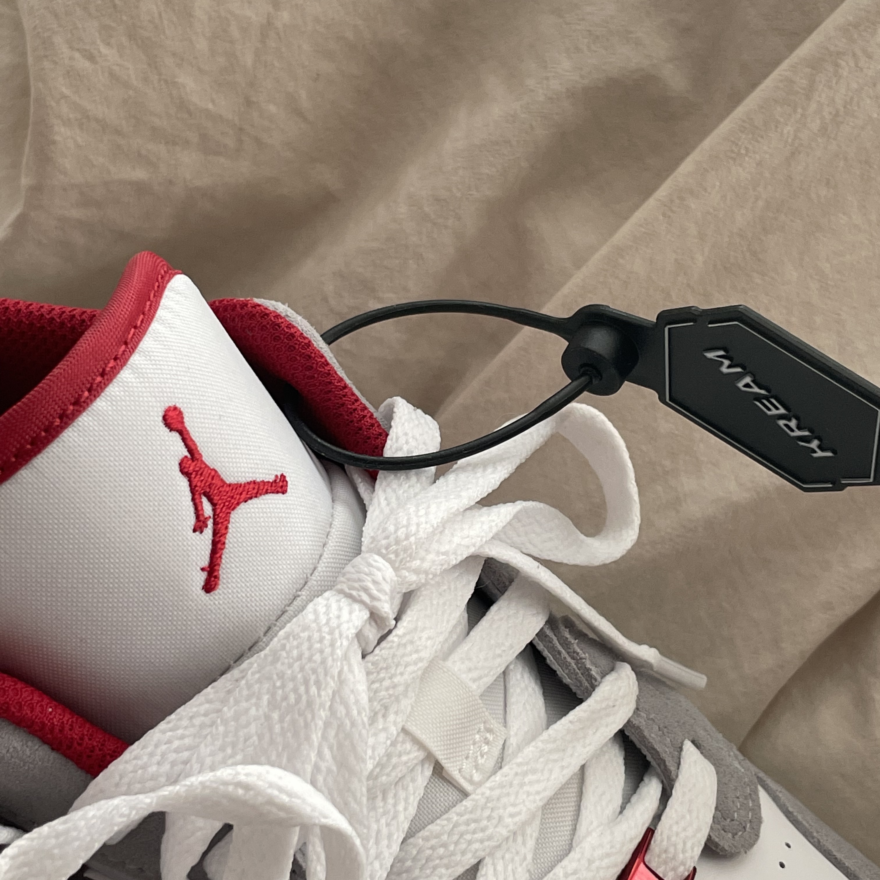 (GS) Jordan 1 Low SE Light Smoke Grey Gym Red 착용 스타일 - 4