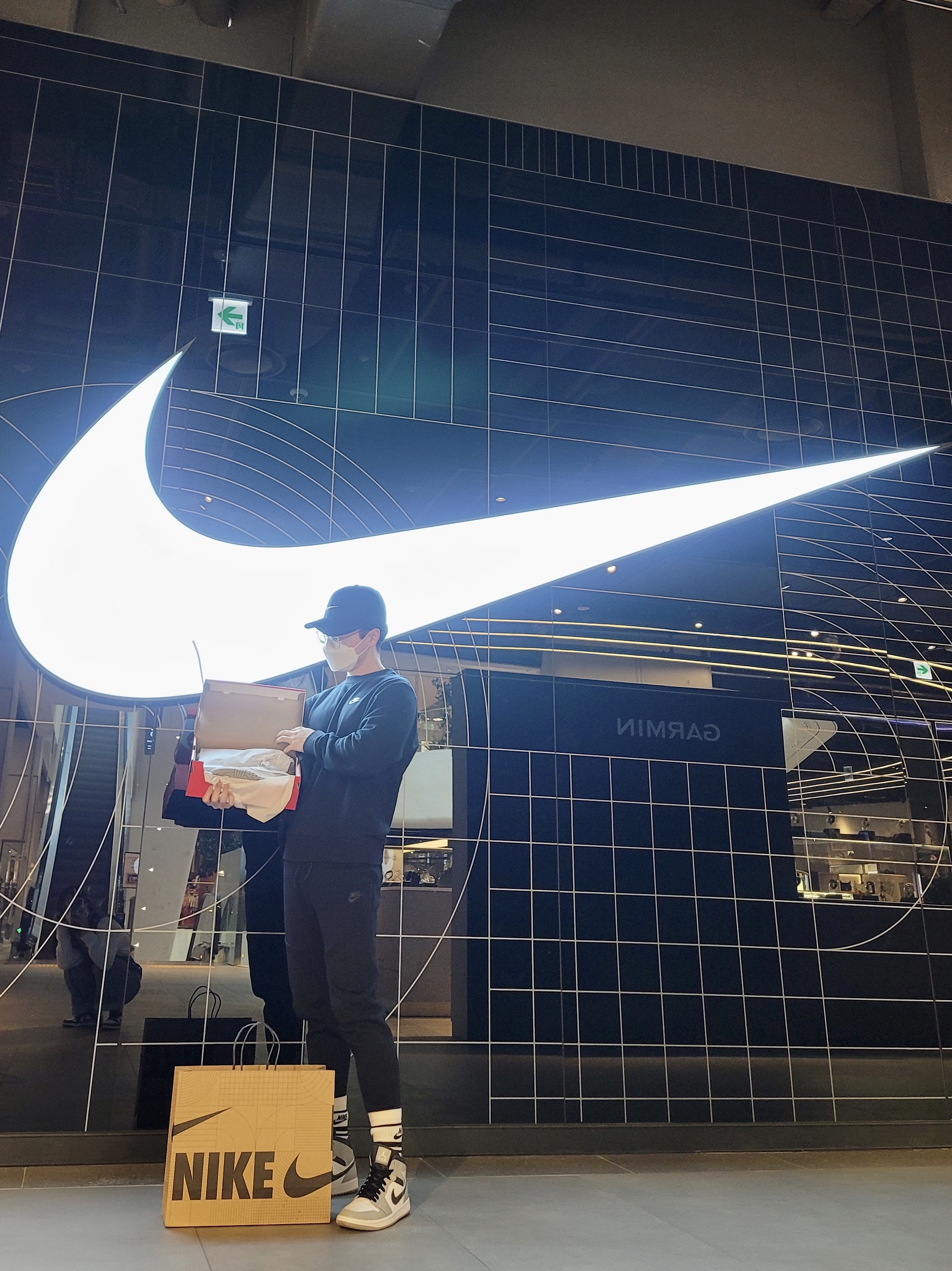 Jordan 1 Mid Light Smoke Grey Anthracite, Nike Dunk Low Retro Wolf Grey 착용 스타일