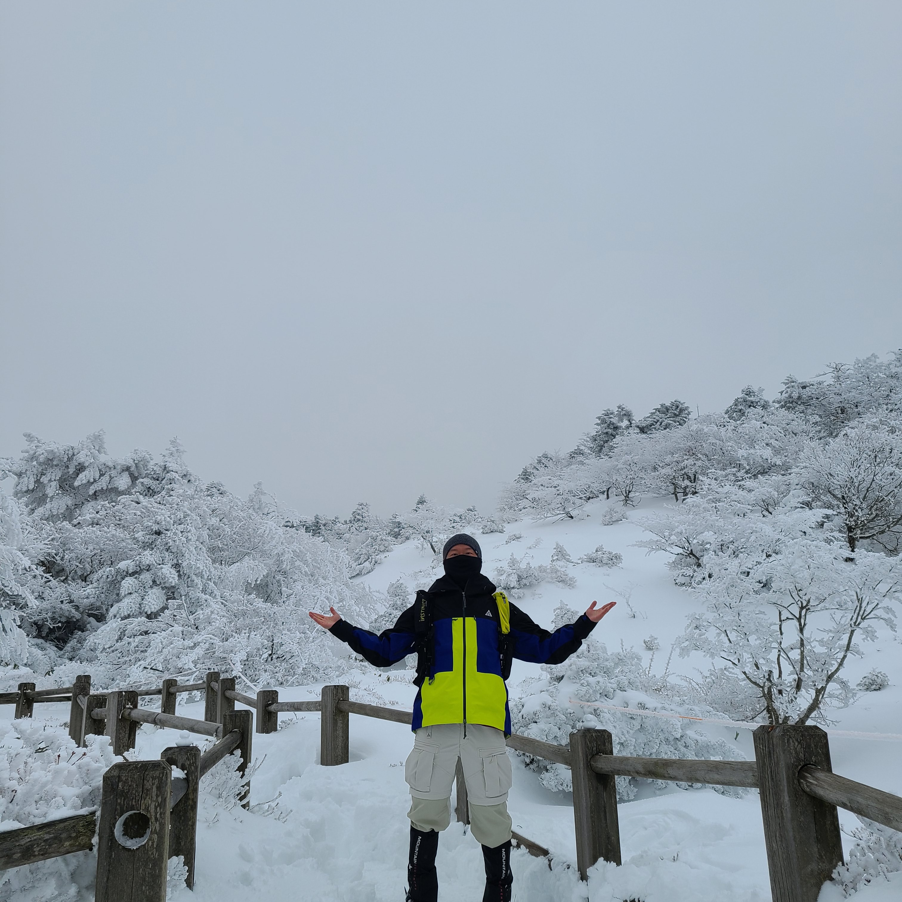 Nike ACG Gore-Tex Misery Ridge Jacket Black Deep Royal Blue Cyber - Asia, Nike ACG Smith Summit Cargo Pants Light Bone - Asia 착용 스타일