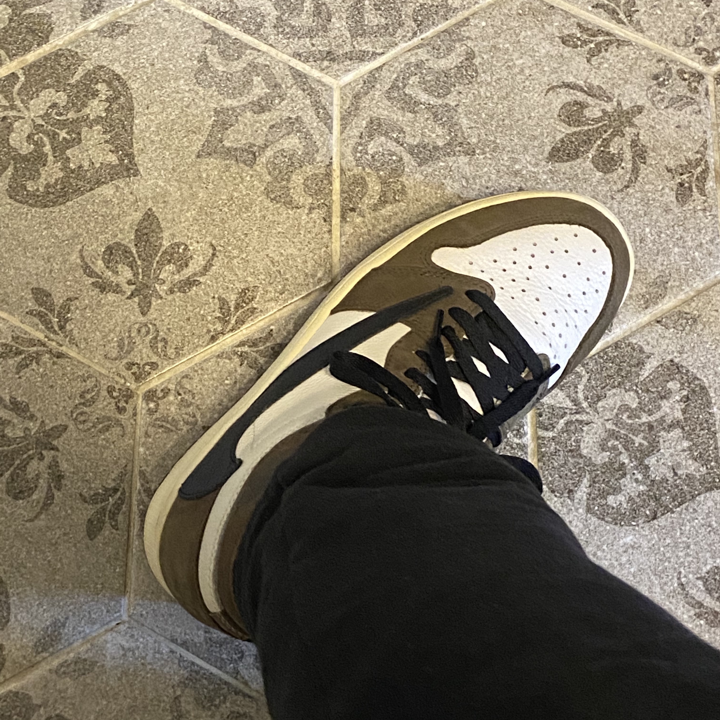 Jordan 1 x Travis Scott Retro High OG SP Mocha 착용 스타일 - 2