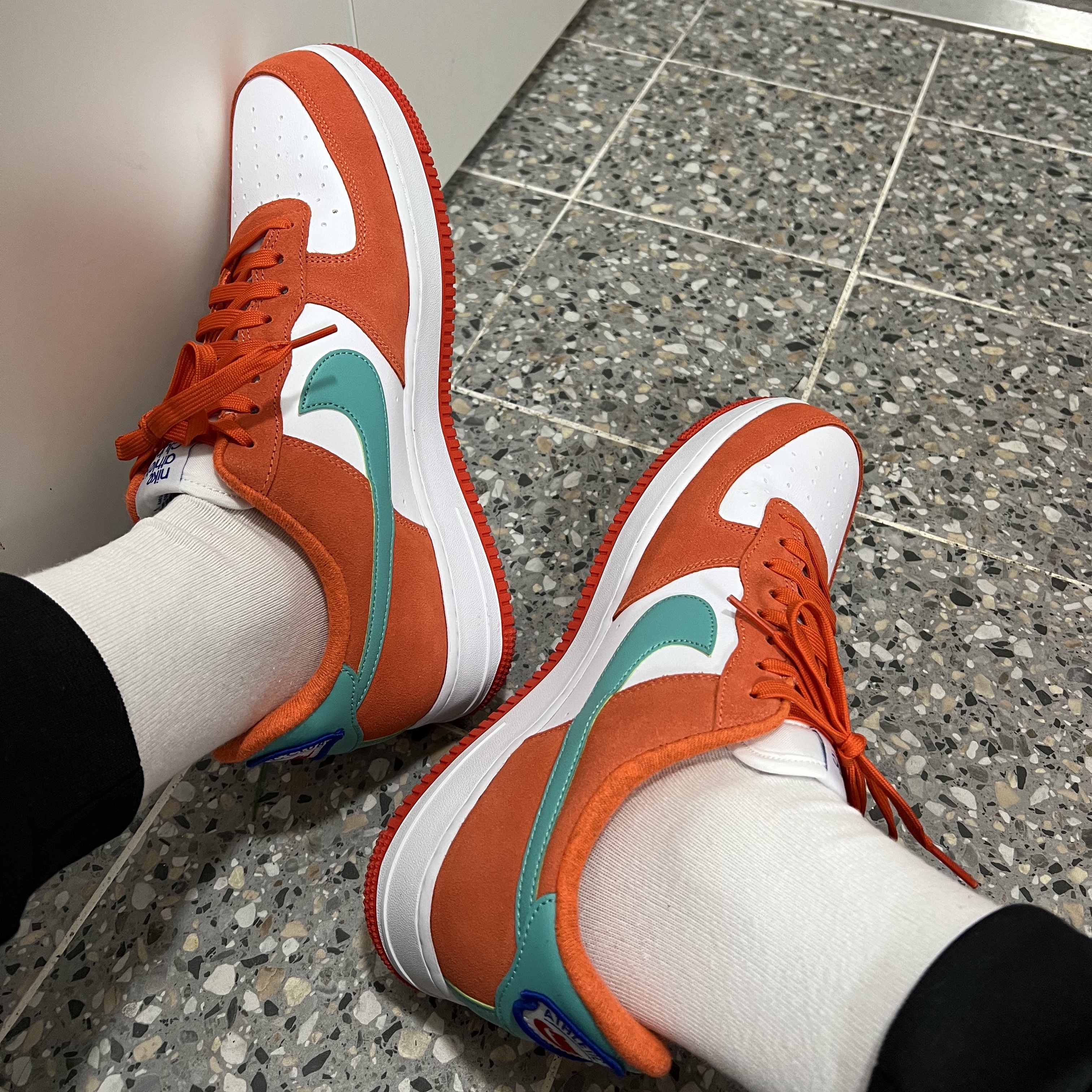 Nike Air Force 1 '07 LV8 Athletic Club Rush Orange Washed Teal 착용 스타일 - 1