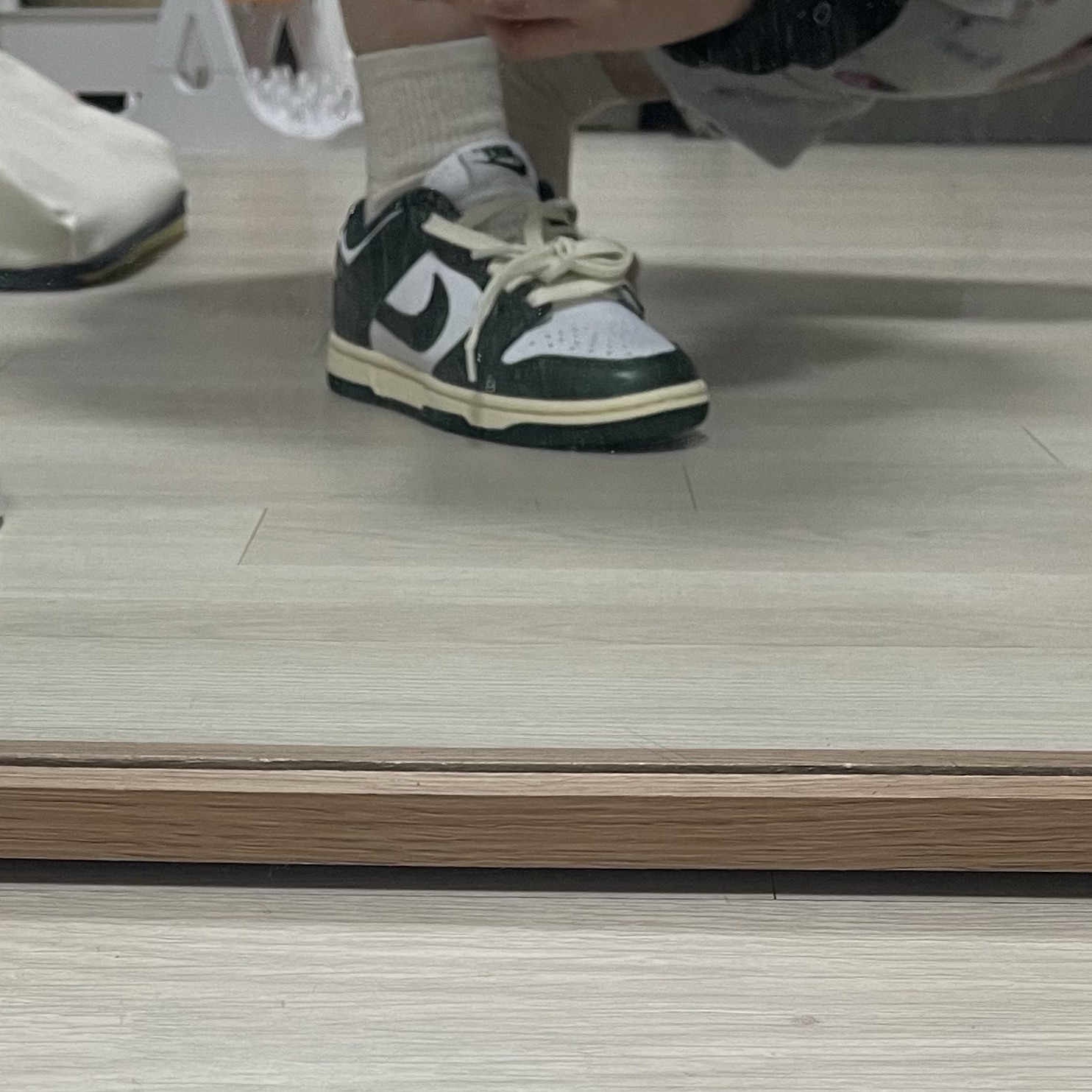 (W) Nike Dunk Low Vintage Green 착용 스타일 - 2