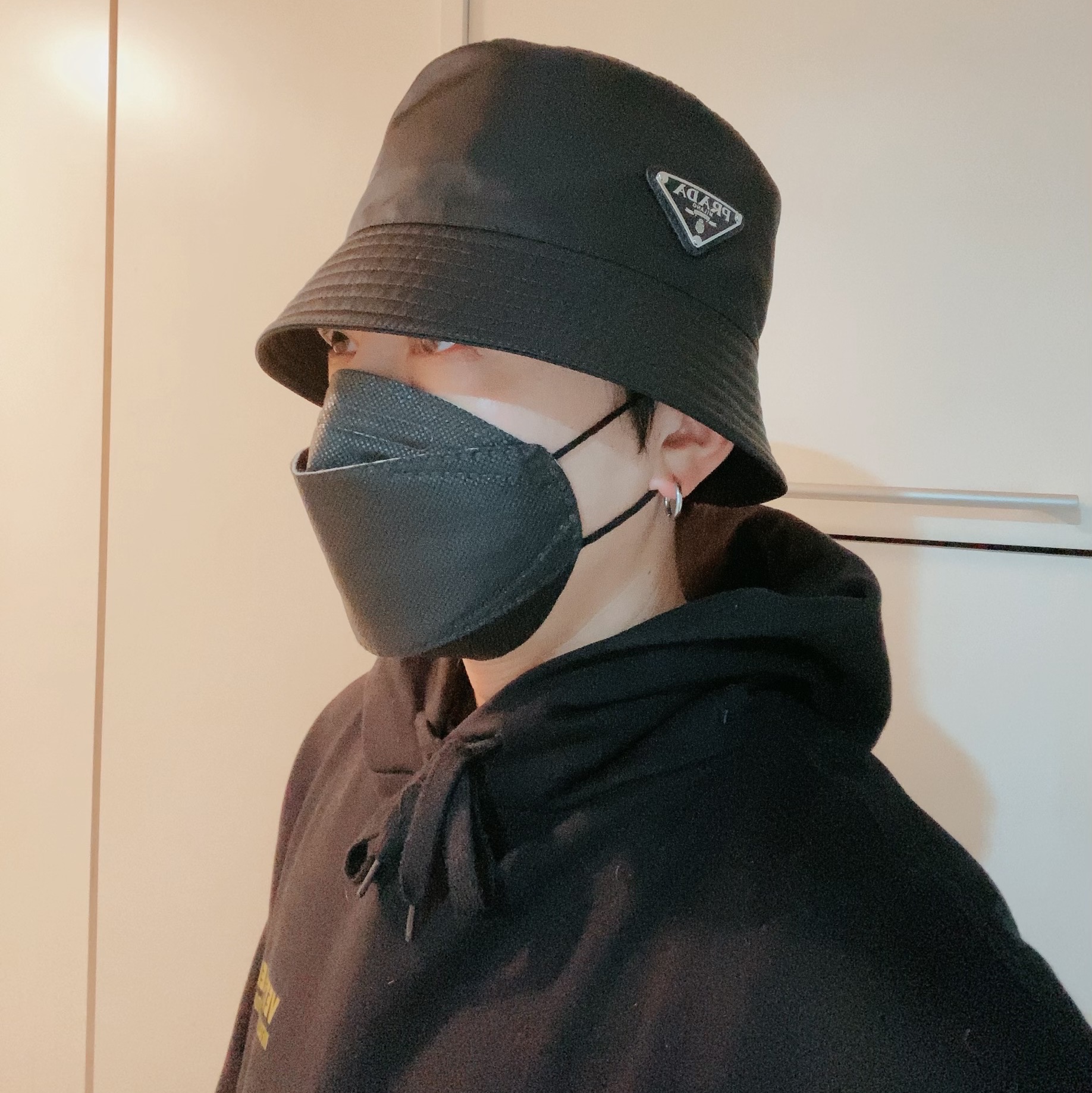Prada Re-Nylon Bucket Hat Black 착용 스타일 - 1
