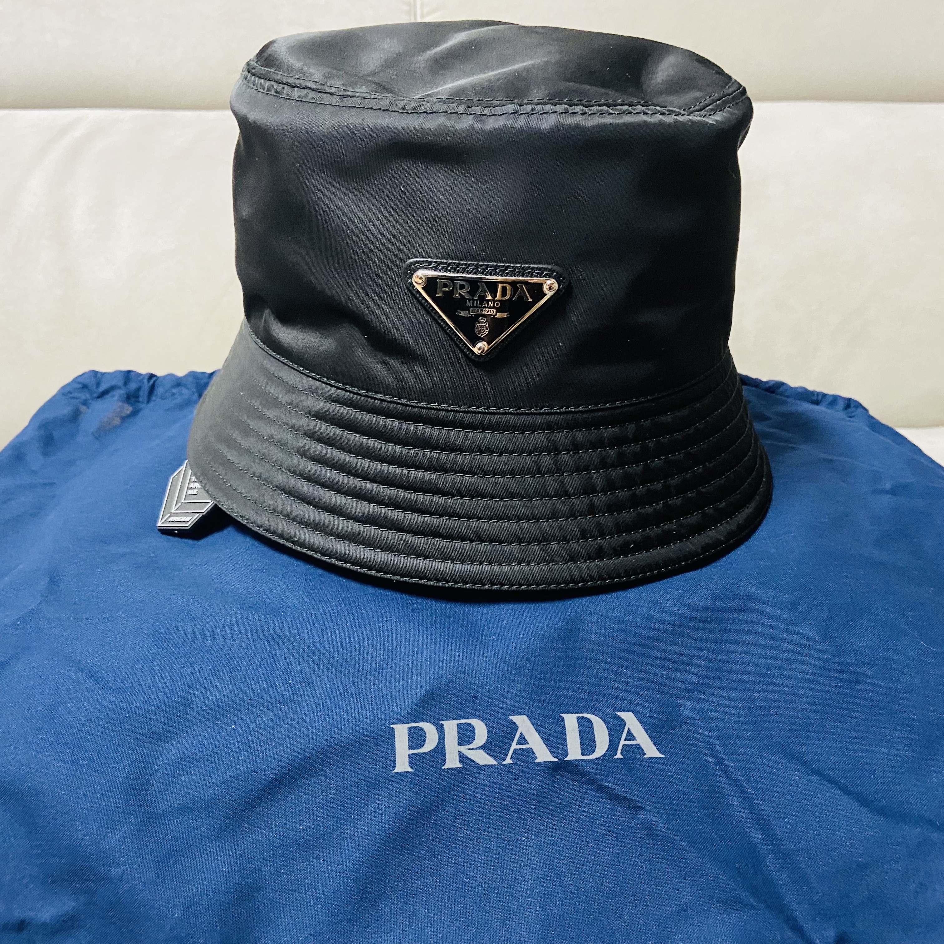 Prada Re-Nylon Bucket Hat Black 착용 스타일 - 3