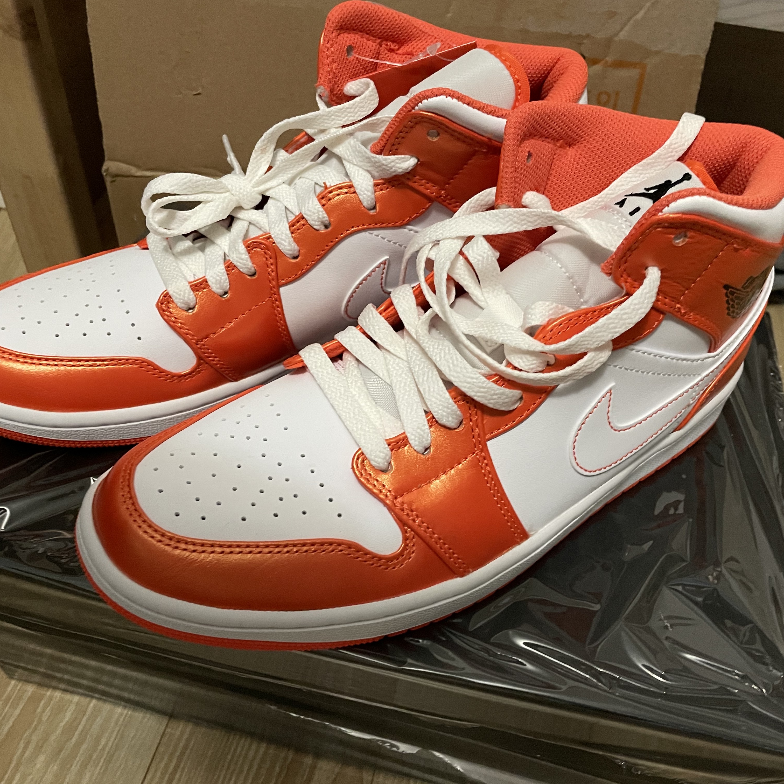 Jordan 1 Mid SE Electro Orange 착용 스타일 - 2