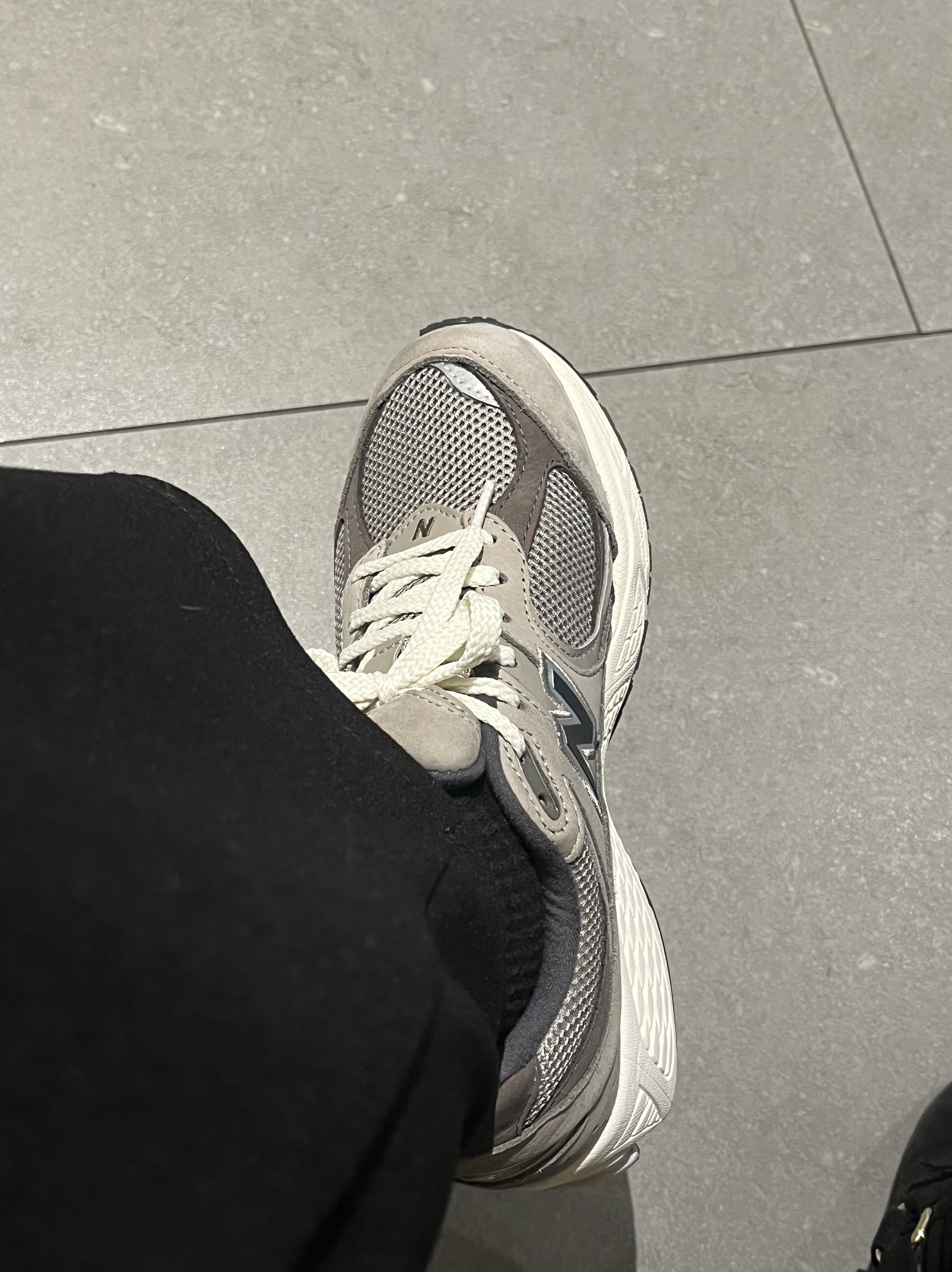 New Balance 2002 Warm Alpaca 착용 스타일 - 2