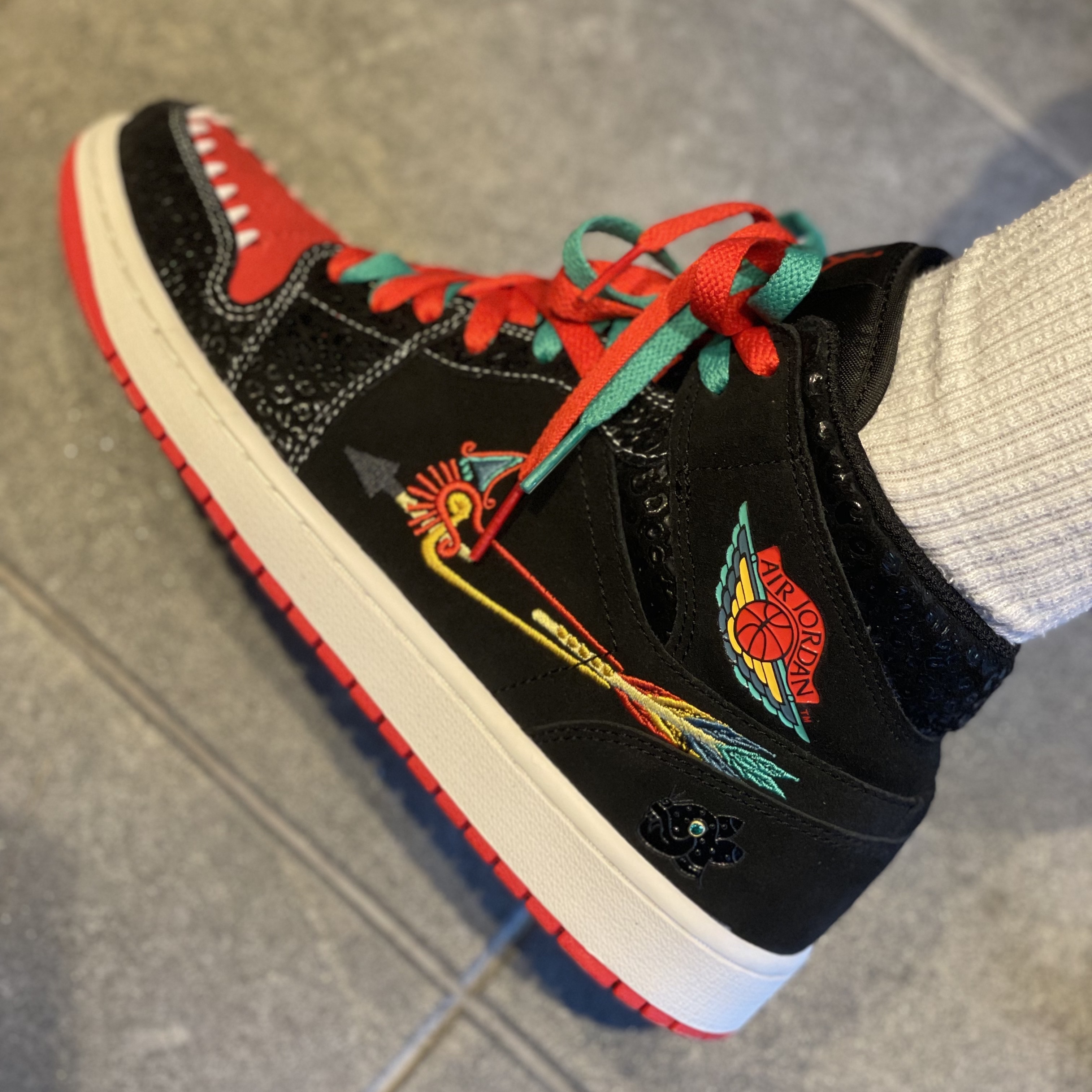 Jordan 1 Mid SE Siempre Familia 착용 스타일 - 2