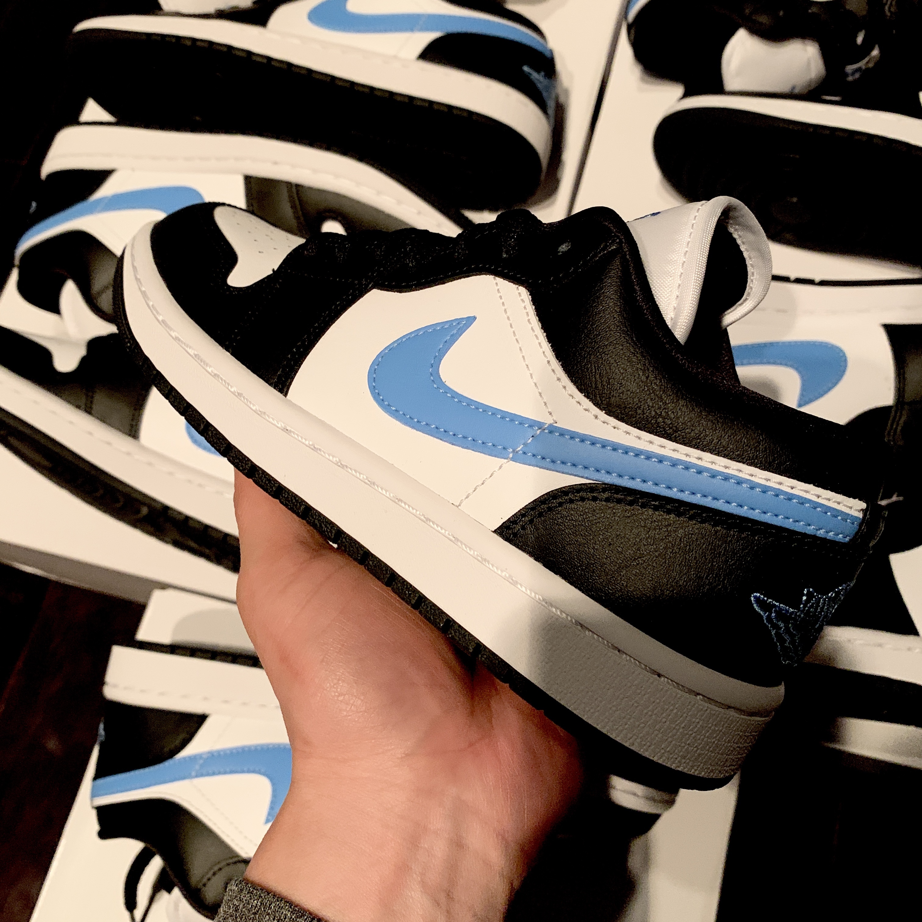 (W) Jordan 1 Low Black University Blue 착용 스타일 - 1