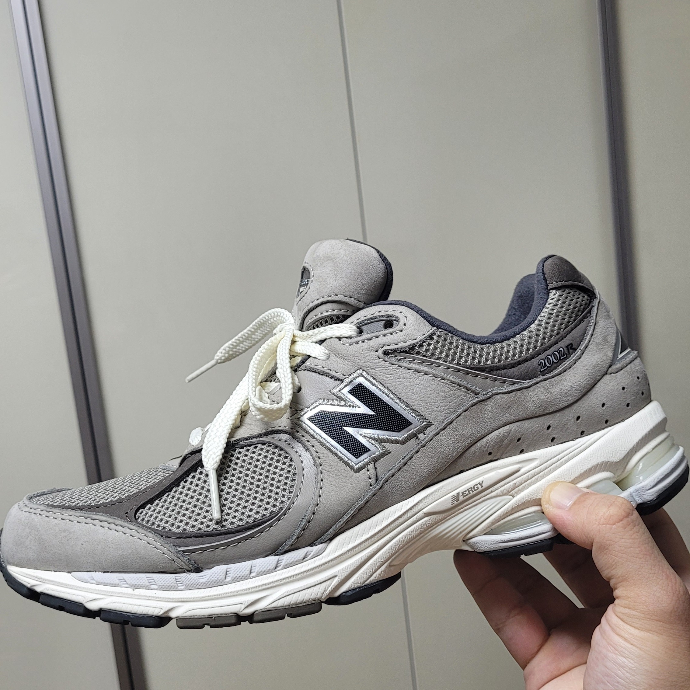 New Balance 2002 Warm Alpaca 착용 스타일