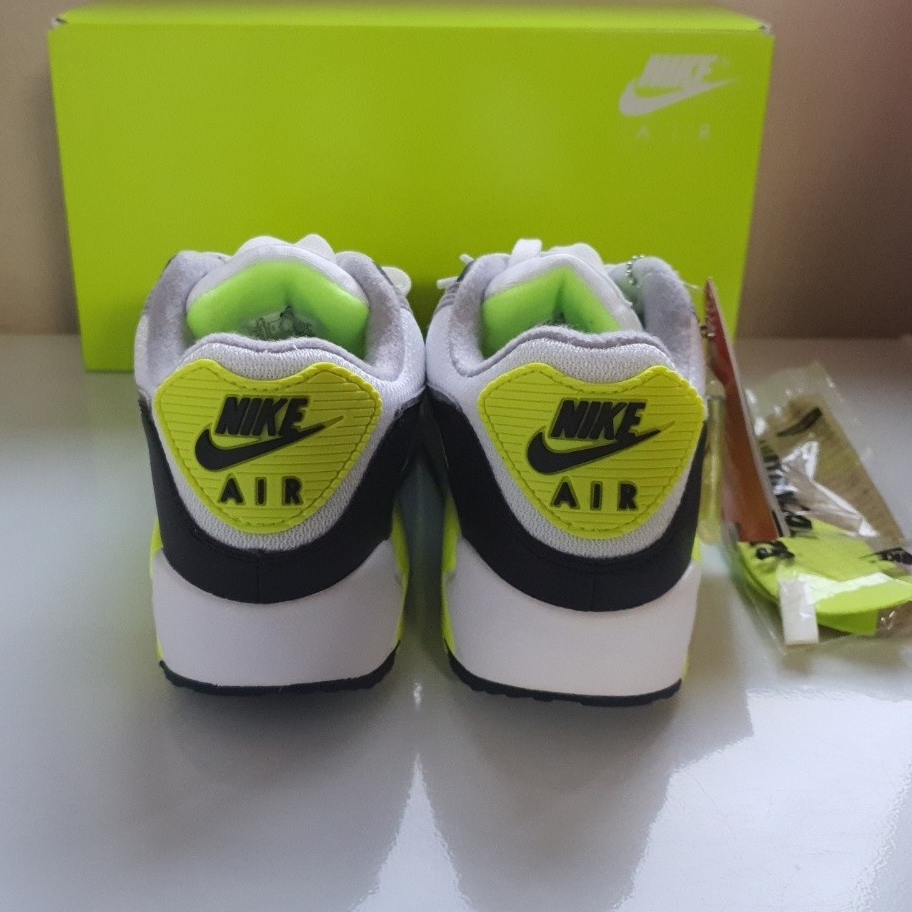 Nike Air Max 90 OG Volt 2020 착용 스타일 - 2