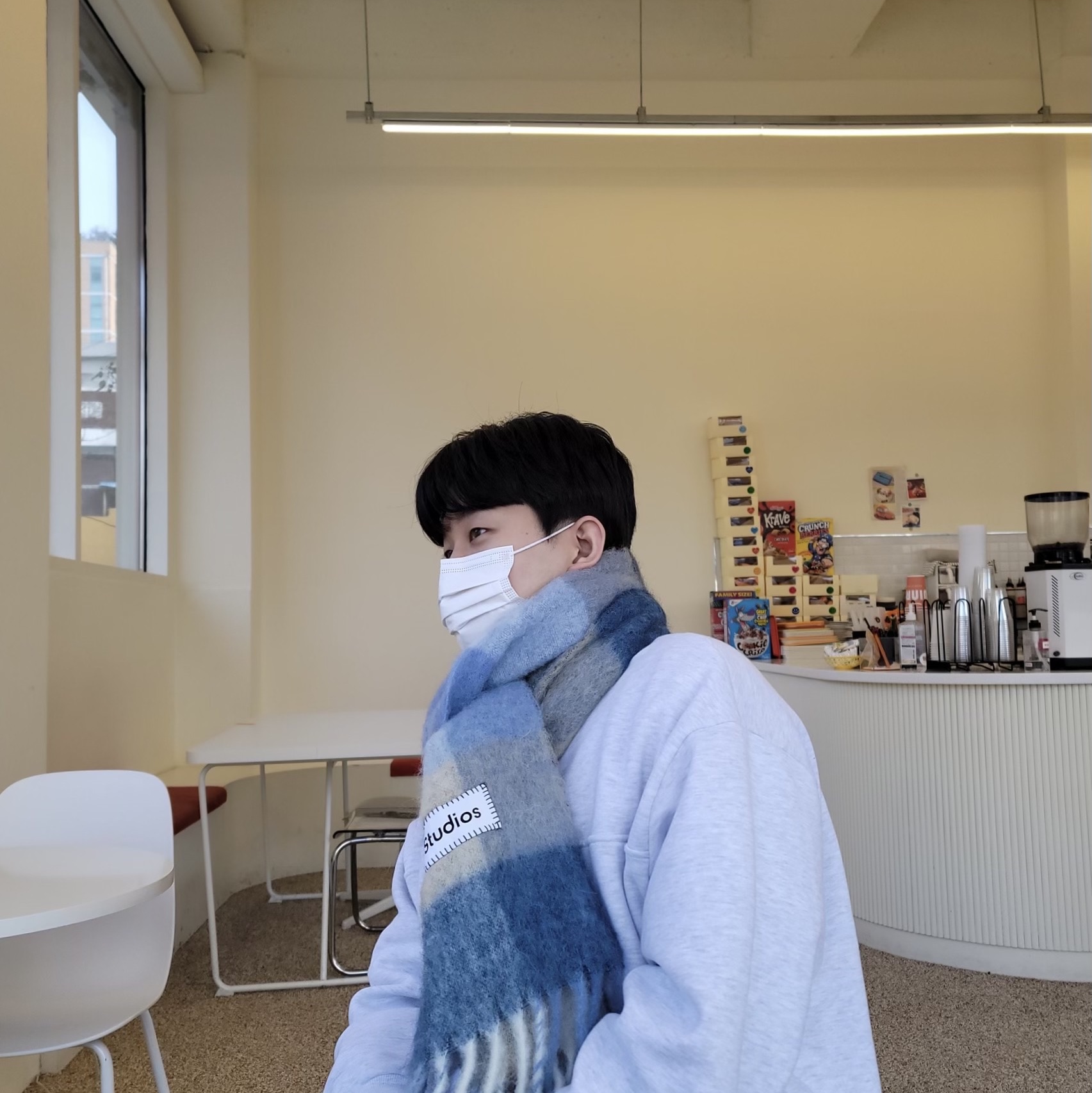 Acne Studios Mohair Check Muffler Light Blue, IAB Studio Half Zip Pullover Light Gray 착용 스타일