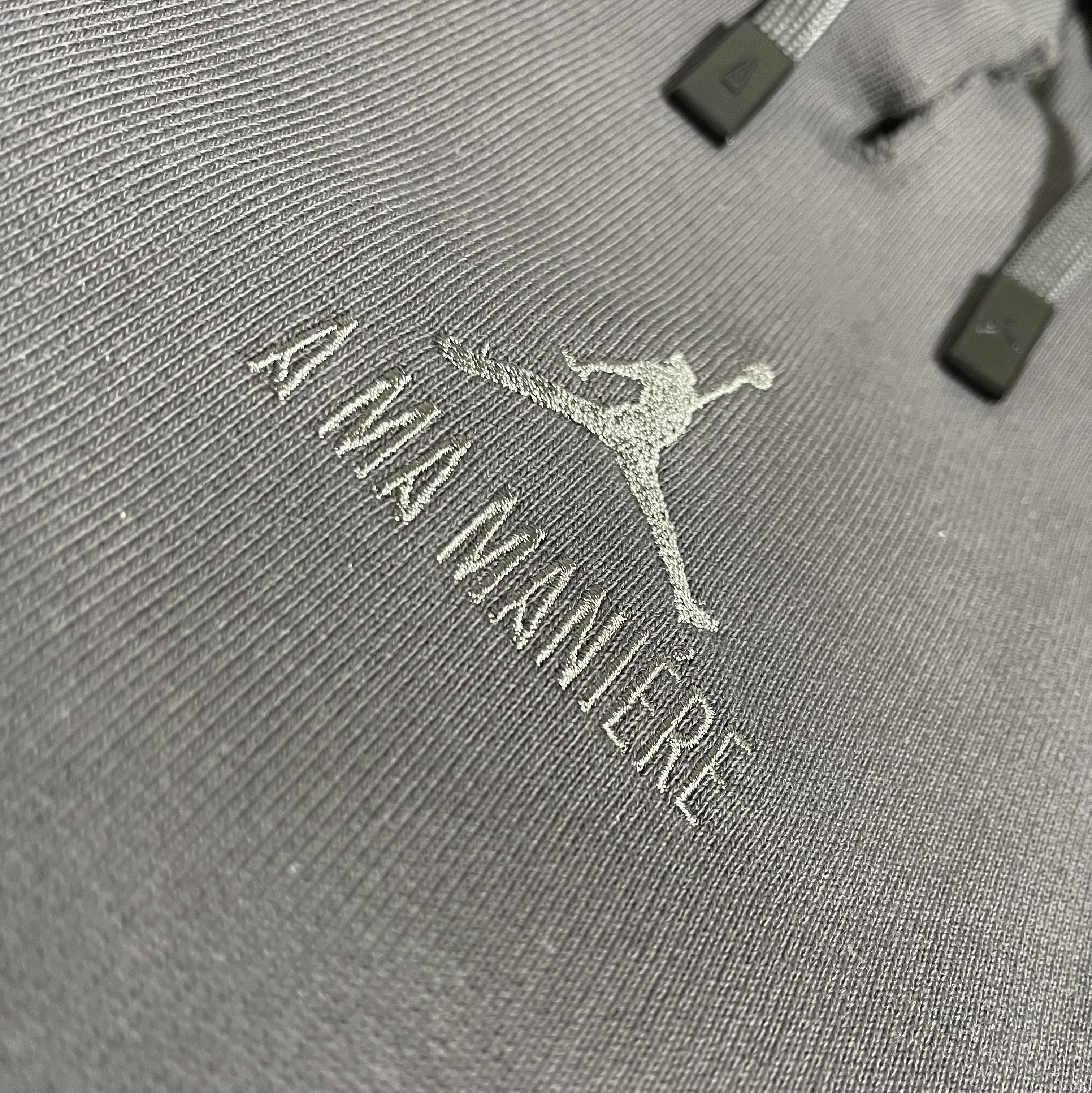 Jordan x A Ma Maniere Fleece Pullover Hoodie Midnight Fog - US/EU 착용 스타일 - 2