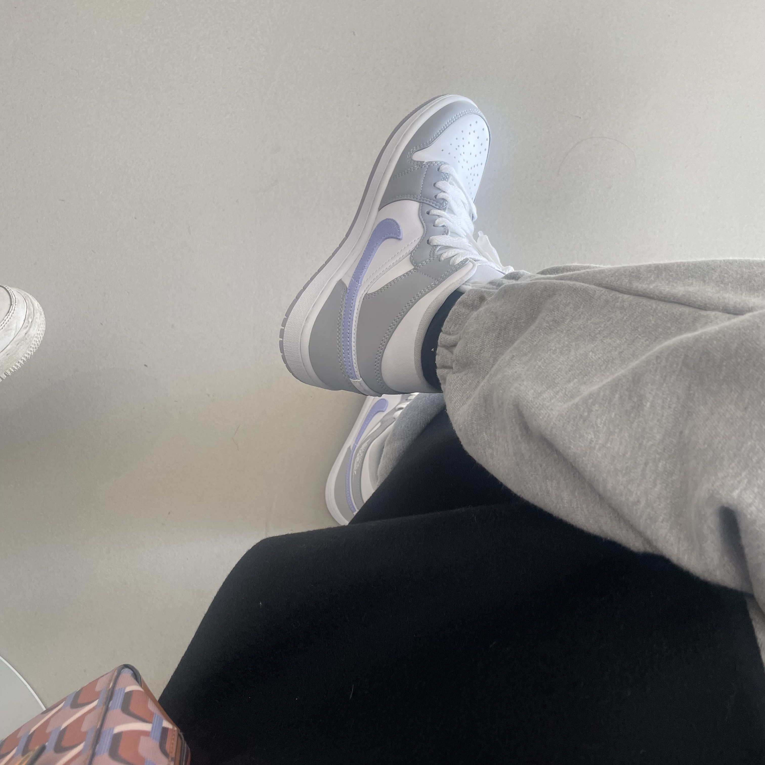 (W) Jordan 1 Mid Wolf Grey 착용 스타일