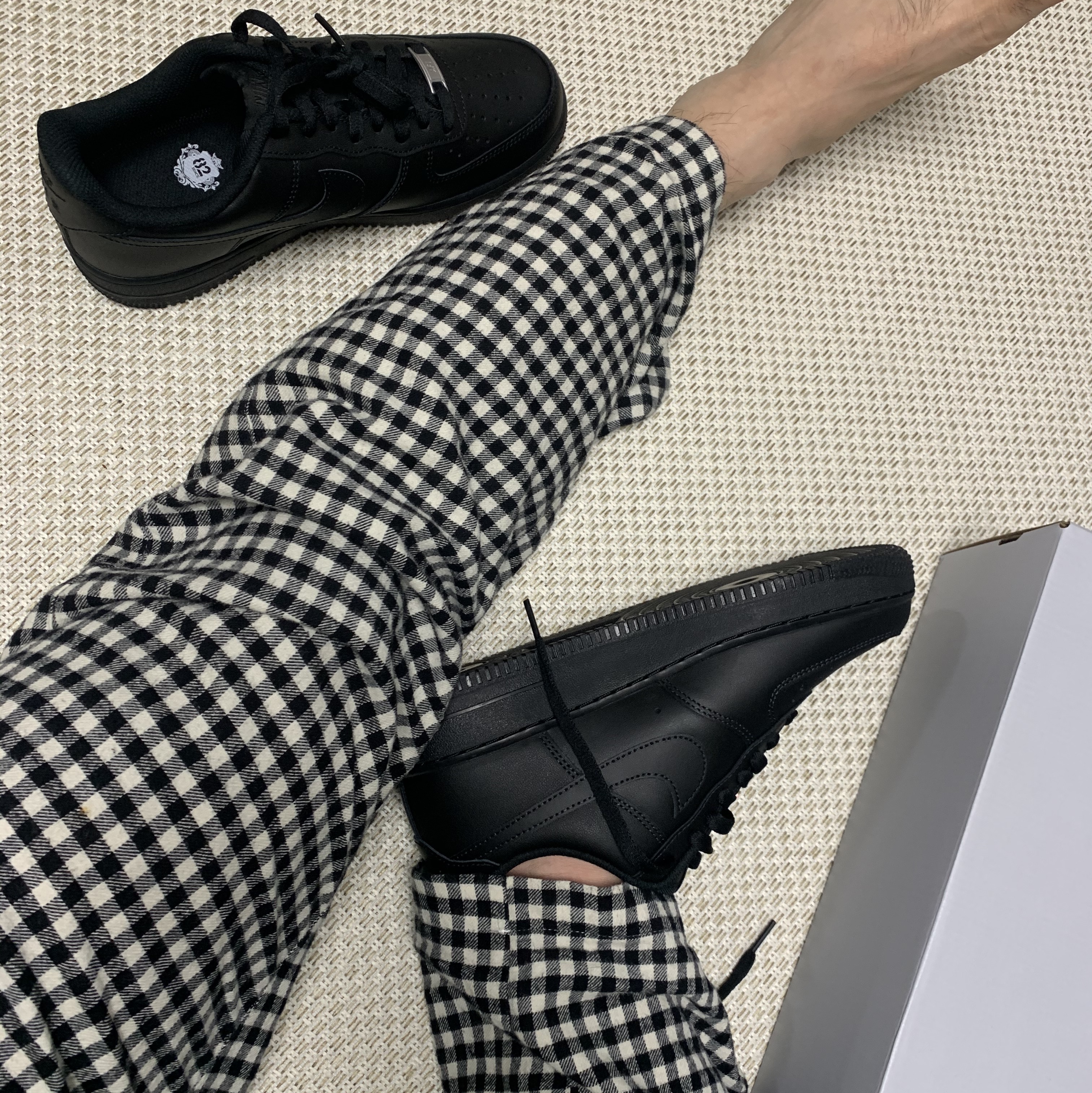 Nike Air Force 1 '07 Low Triple Black 착용 스타일