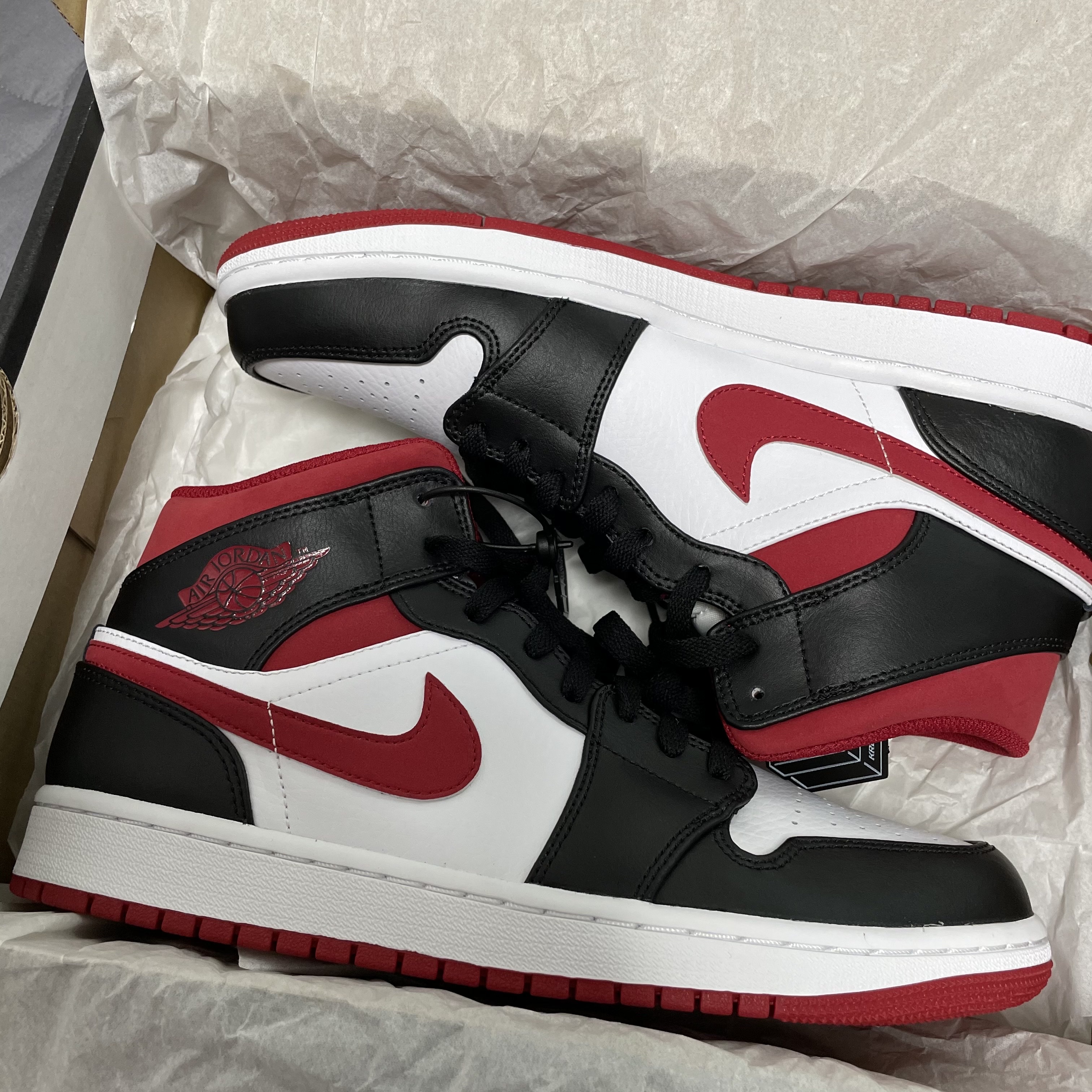 Jordan 1 Mid Gym Red Black White 착용 스타일 - 1