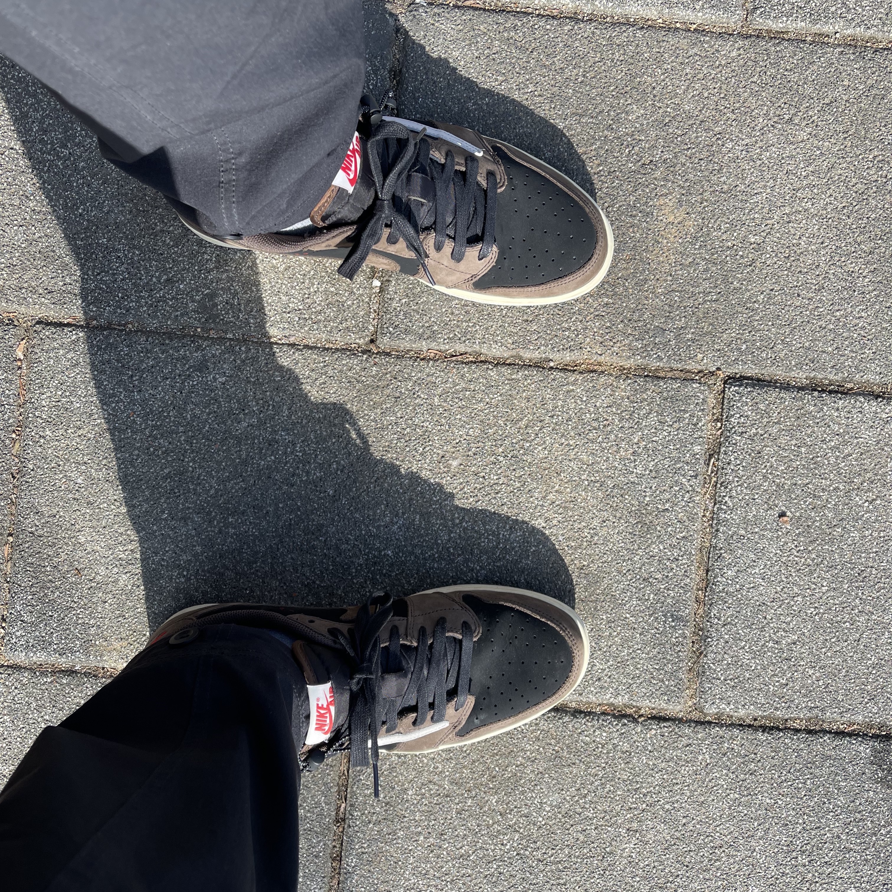 Jordan 1 x Travis Scott Retro Low OG SP Mocha 착용 스타일 - 3