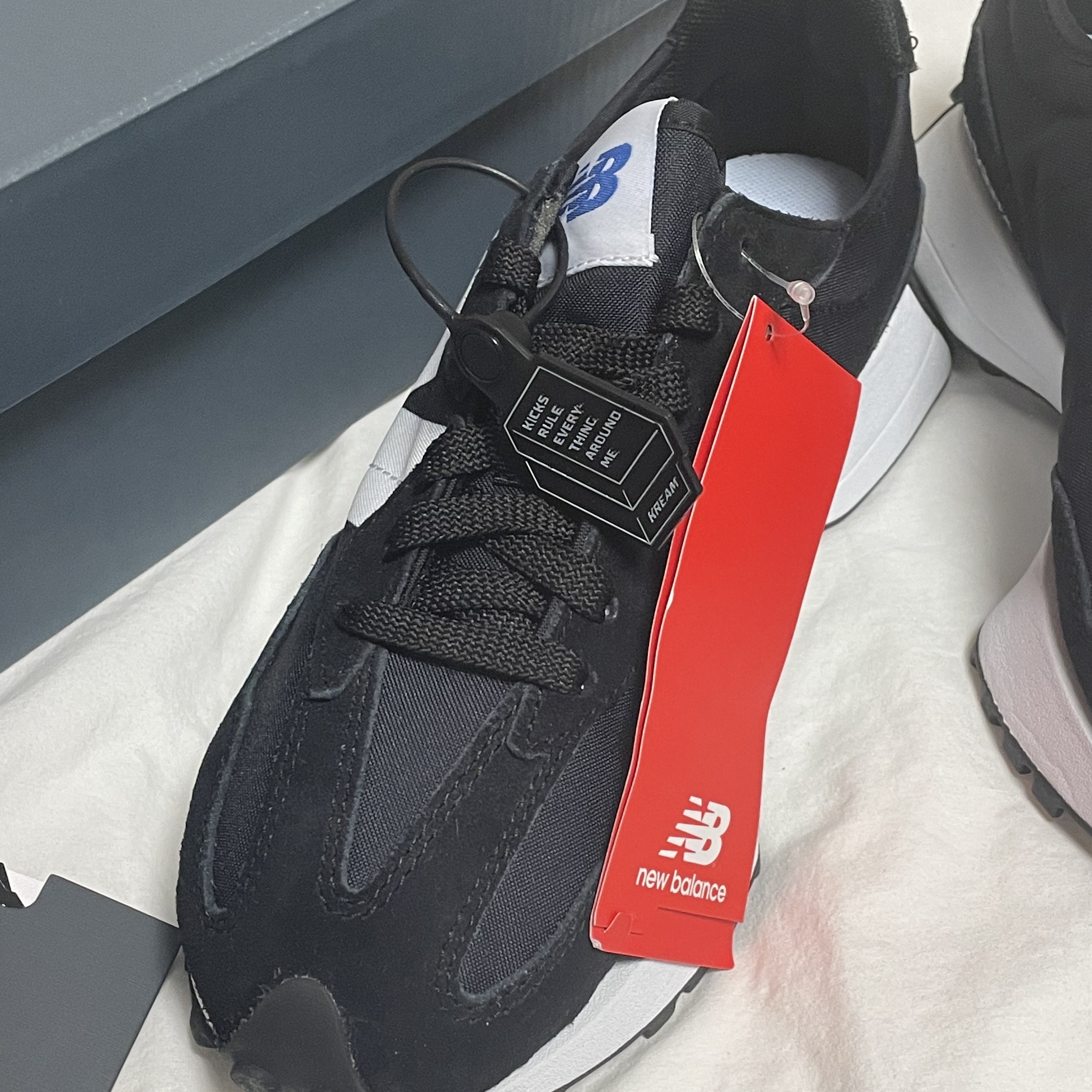 New Balance 327 Black 착용 스타일 - 1