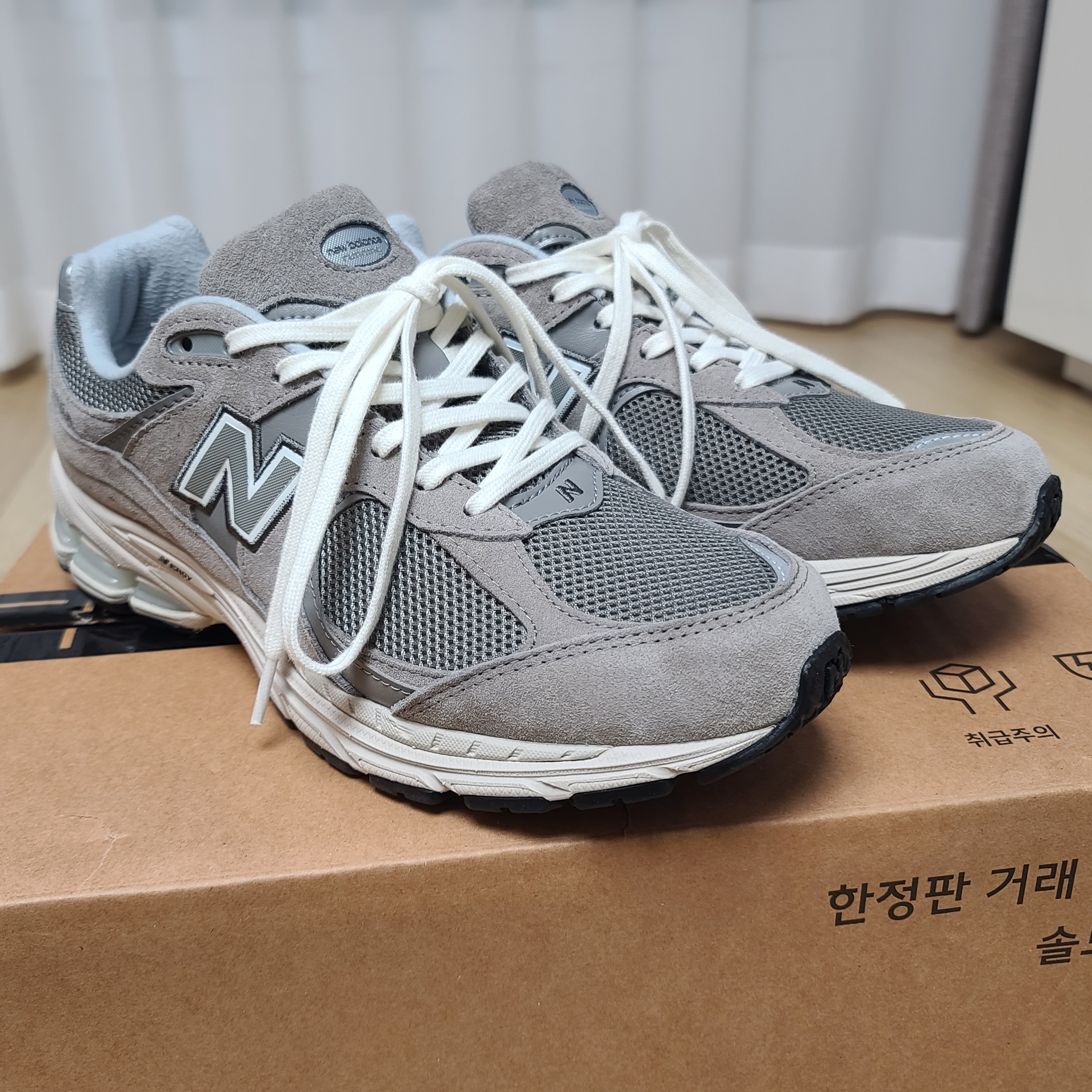 New Balance 2002R Grey 착용 스타일