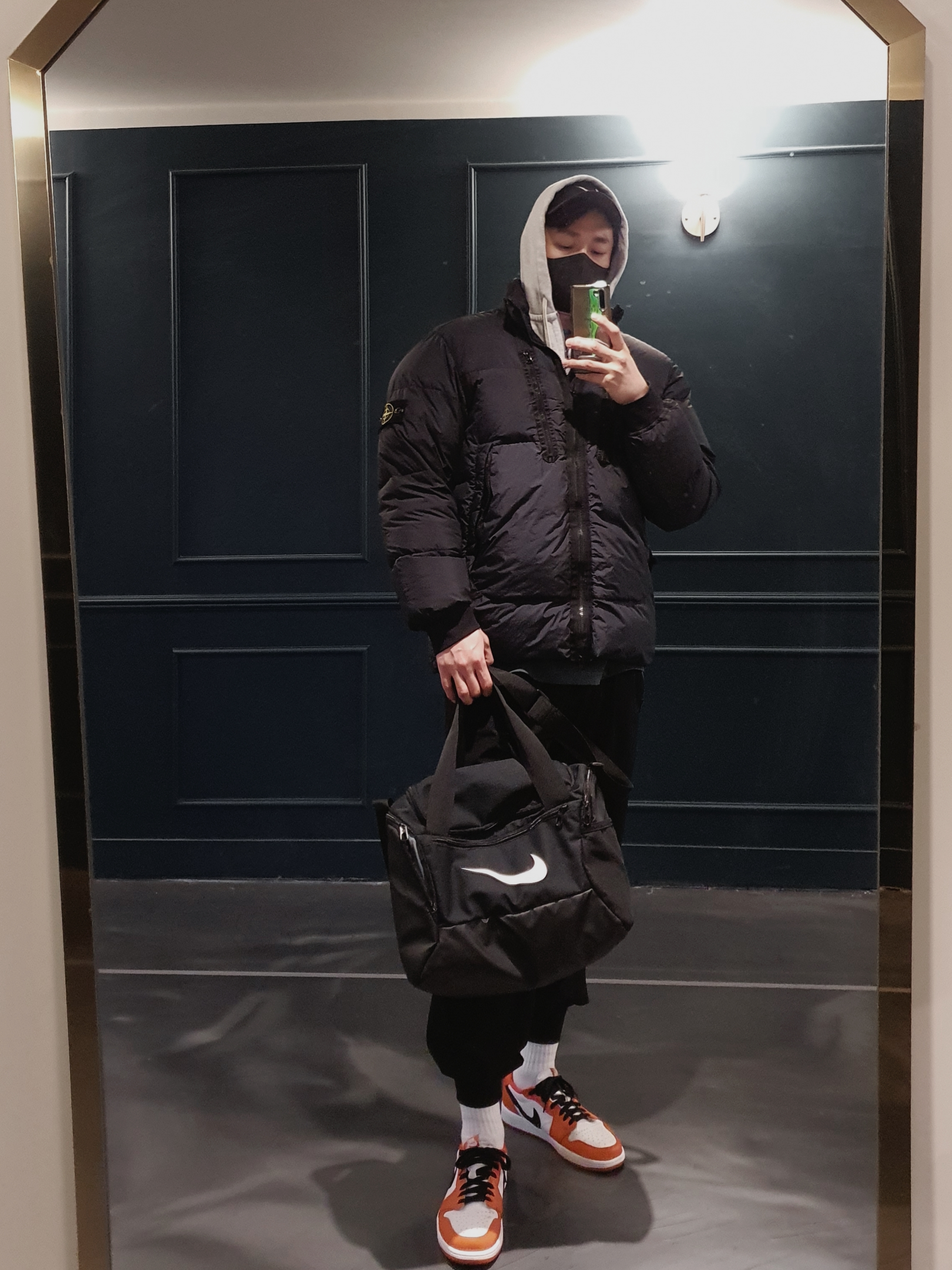 Jordan 1 Low OG Starfish, Stone Island 40223 Garment Dyed Crinkle Reps Down Jacket Black - 21FW 착용 스타일 - 1