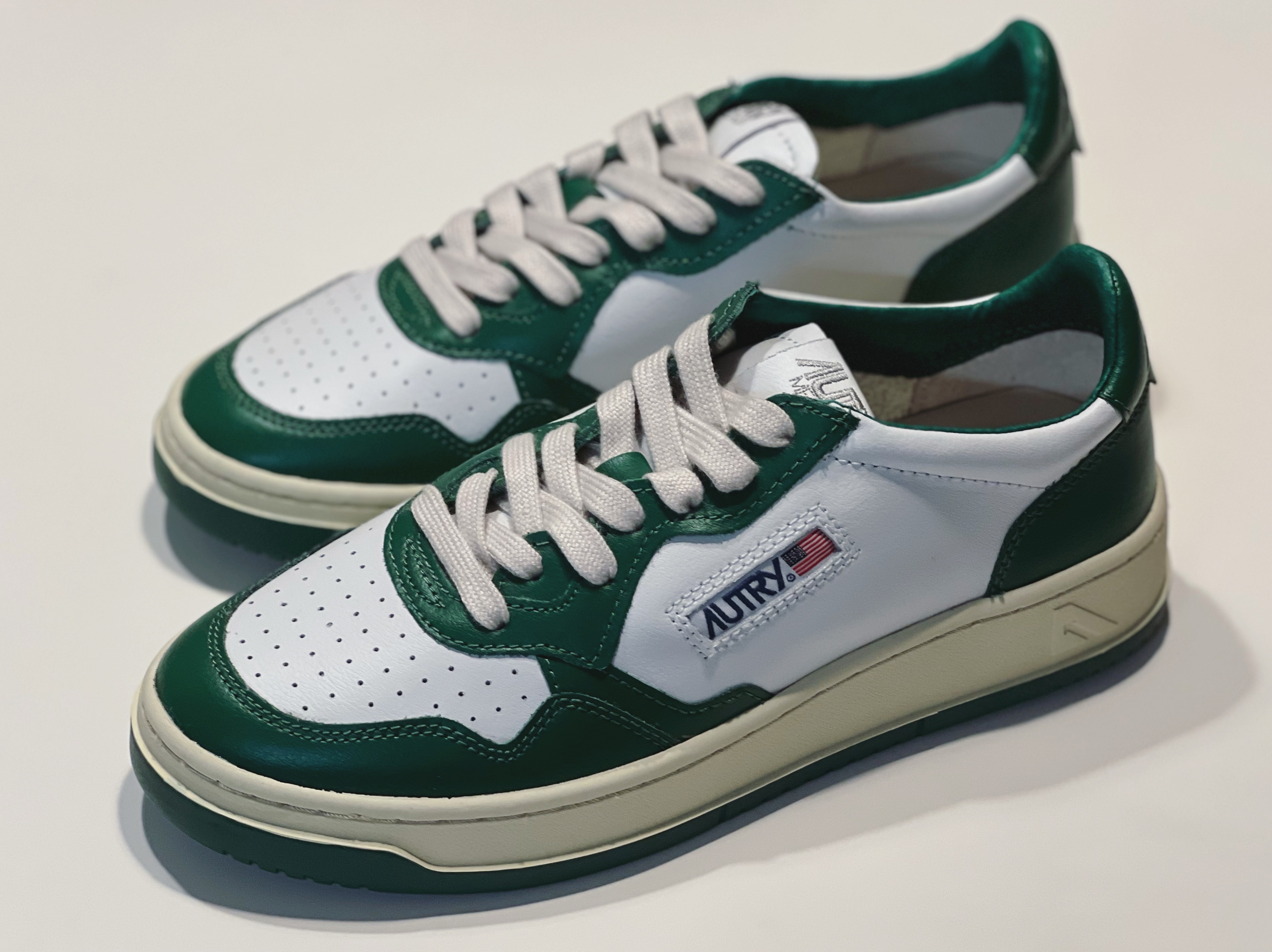 Autry Medalist Low Leather Sneakers Green White 착용 스타일