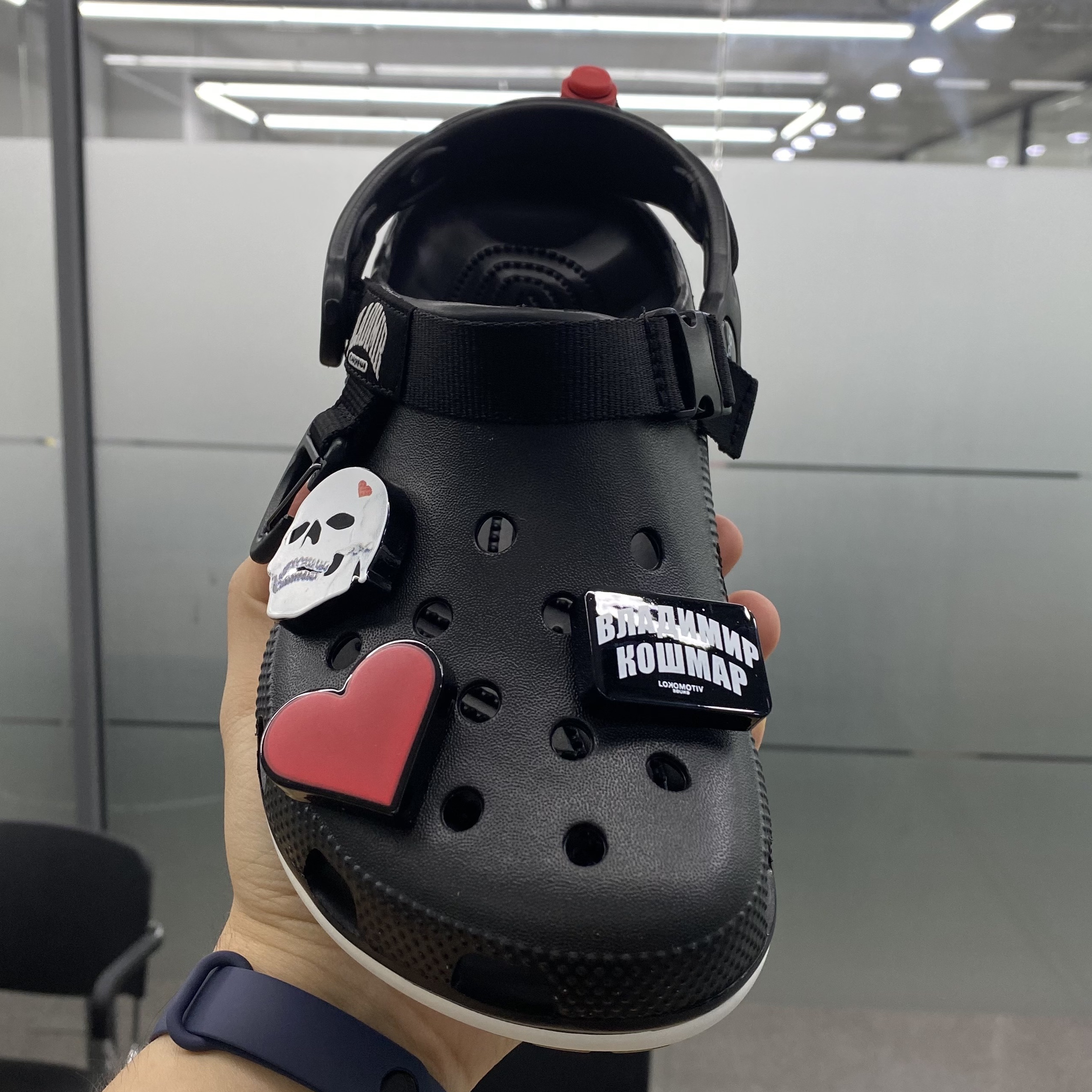Crocs x Vladimir Cauchemar Design Clog 착용 스타일 - 2
