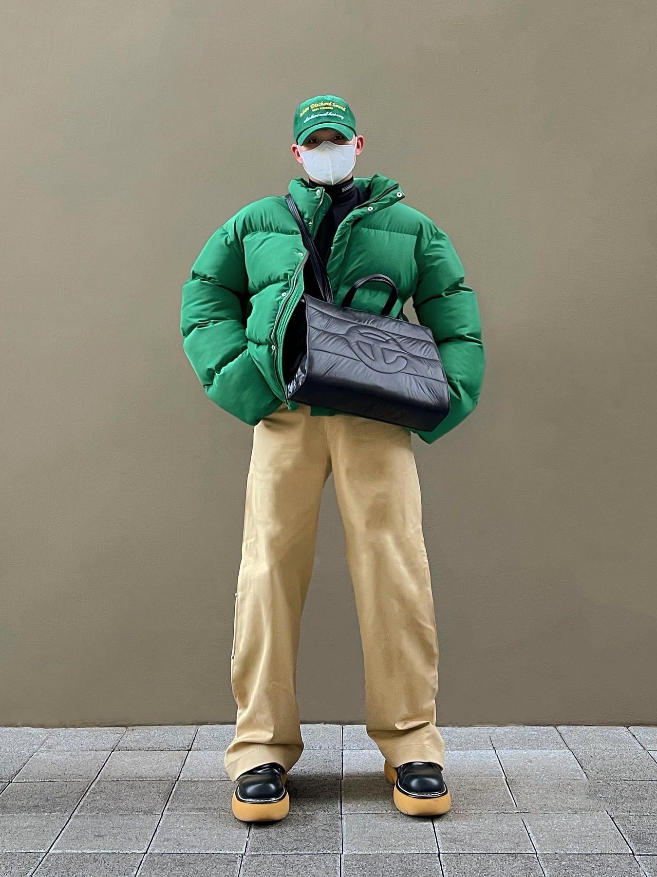 Telfar x Moose Knuckle Medium Puff Shopping Bag Black 착용 스타일 - 2