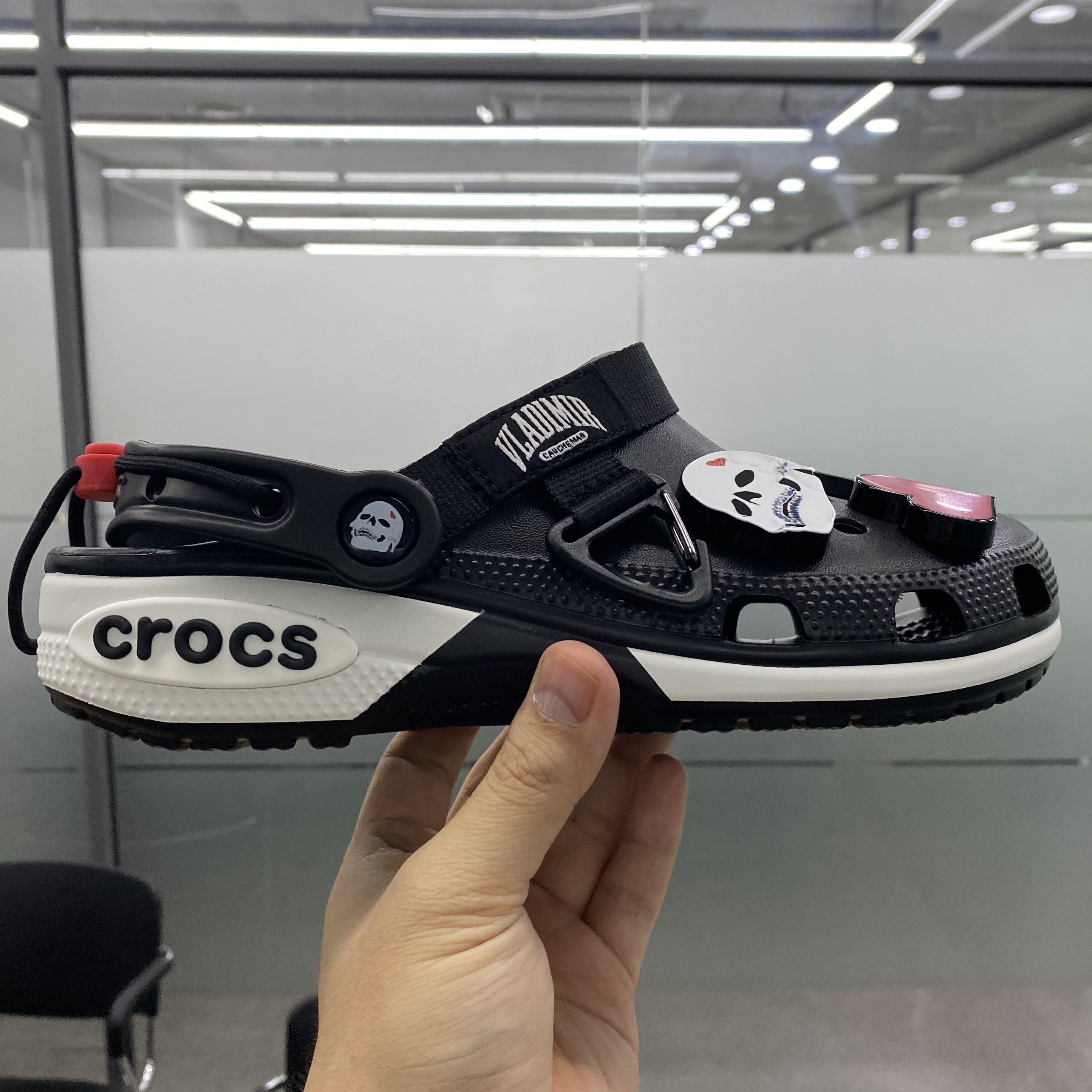 Crocs x Vladimir Cauchemar Design Clog 착용 스타일 - 3