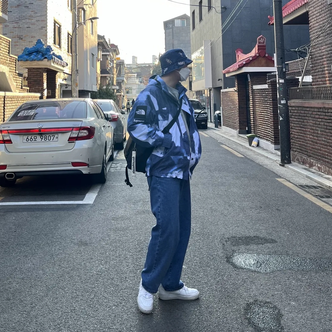Supreme x The North Face Bleached Denim Print Mountain Jacket Indigo - 21FW, Nike Air Force 1 '07 Low White 착용 스타일